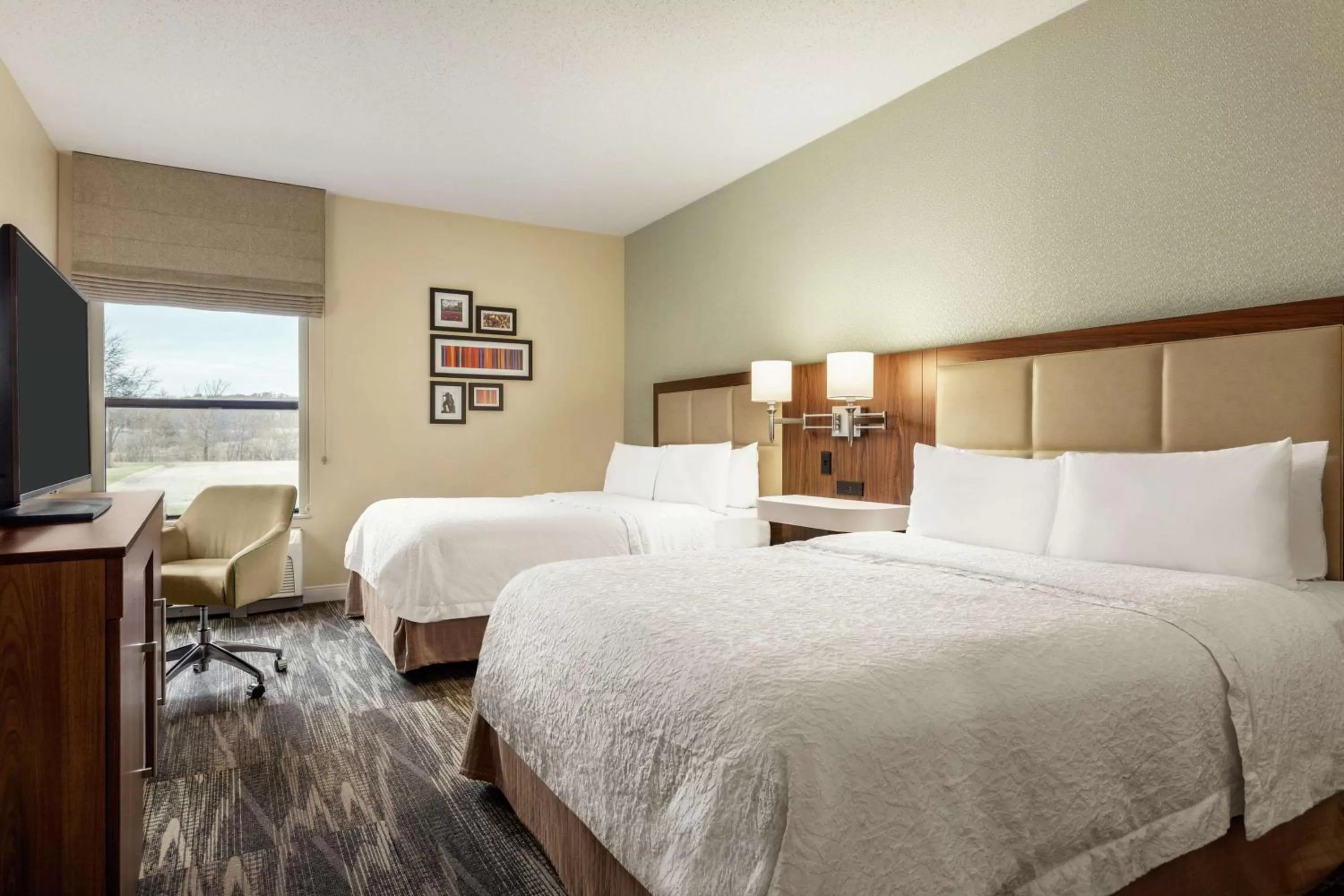 Bedroom, Bed in Hampton Inn Akron-Fairlawn