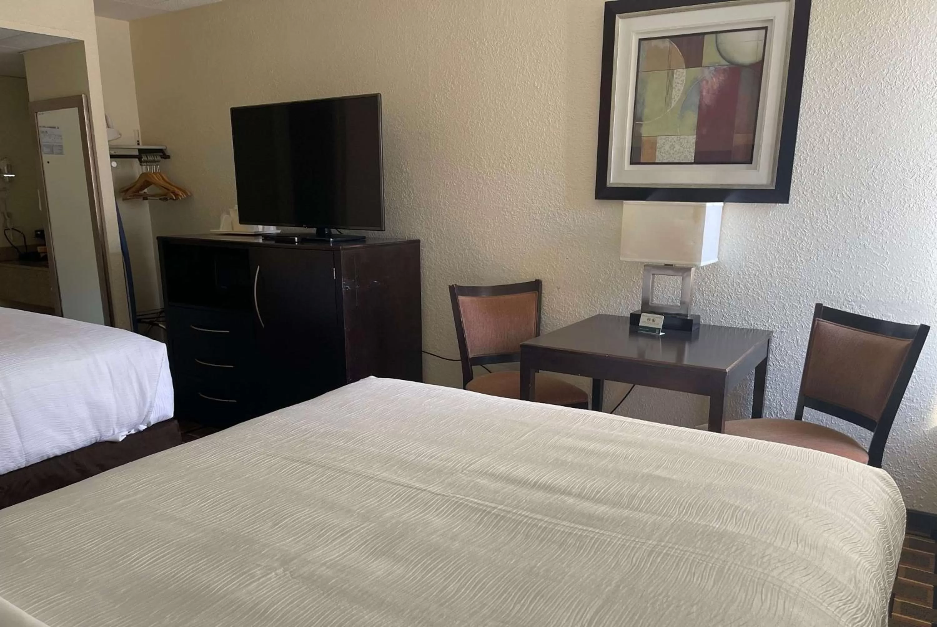 Photo of the whole room, Bed in Baymont by Wyndham Scranton Dunmore