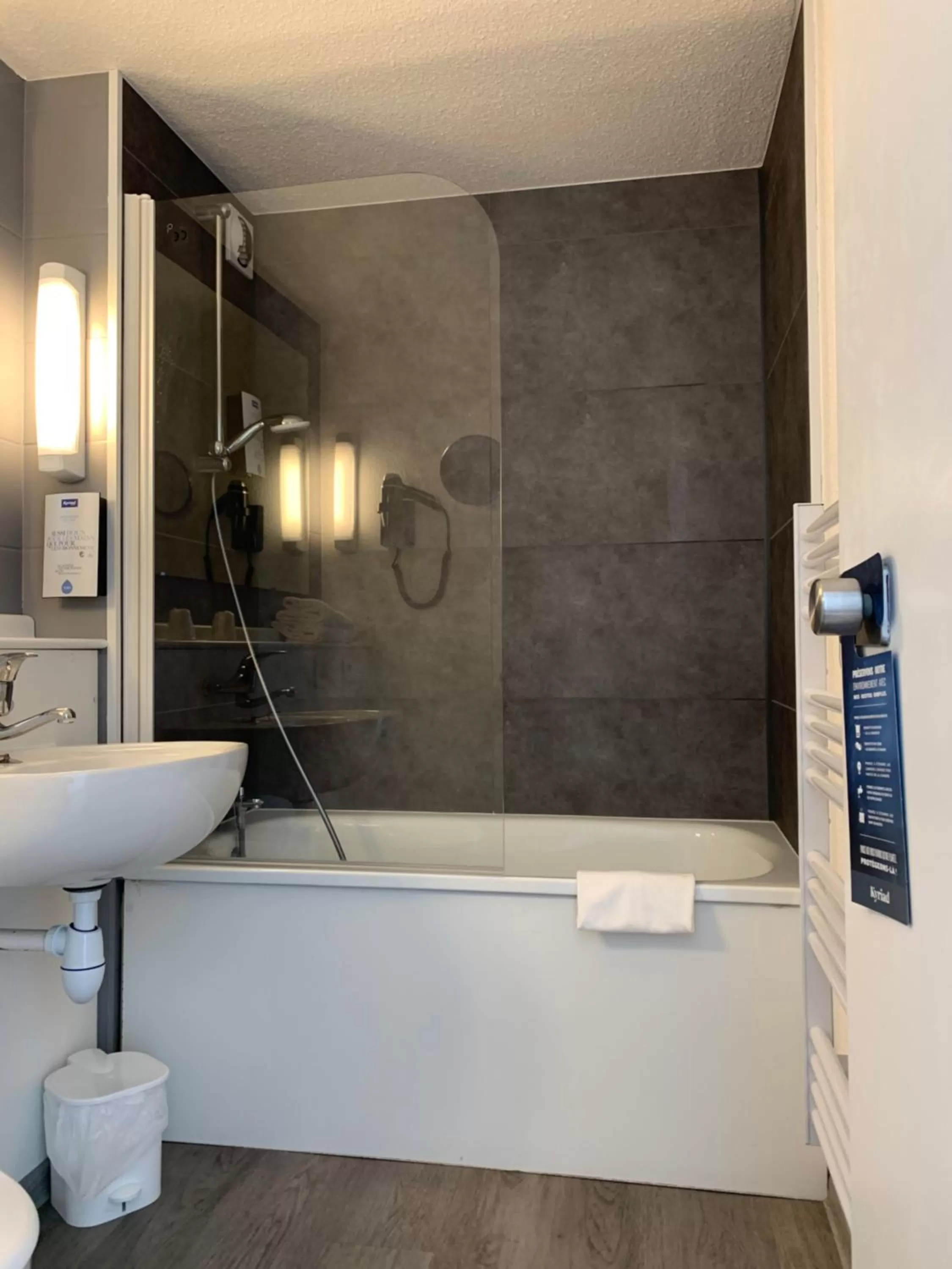 Bathroom in Kyriad Châteauroux - Saint-Maur