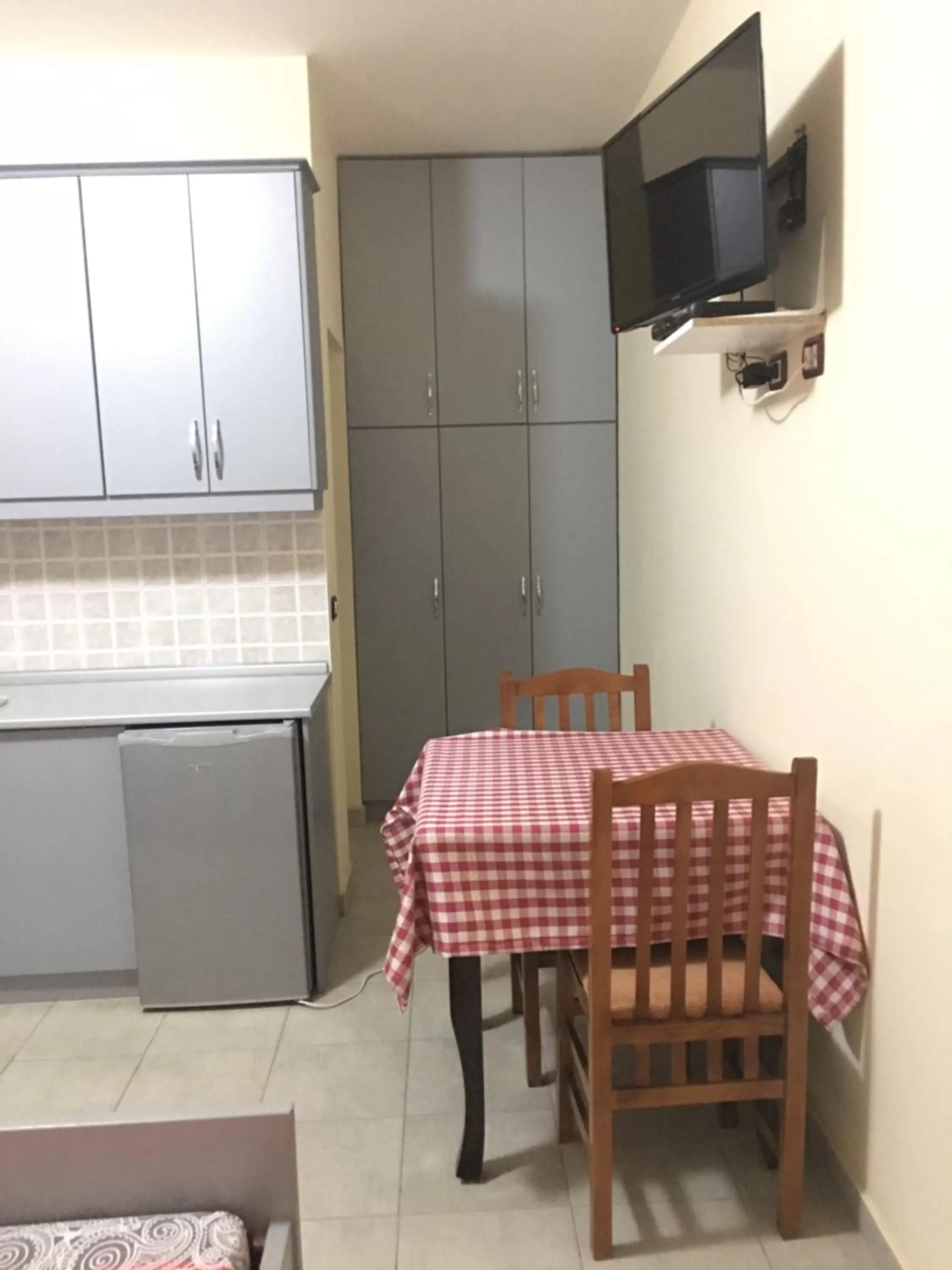 Dining Area in Aleksi rooms