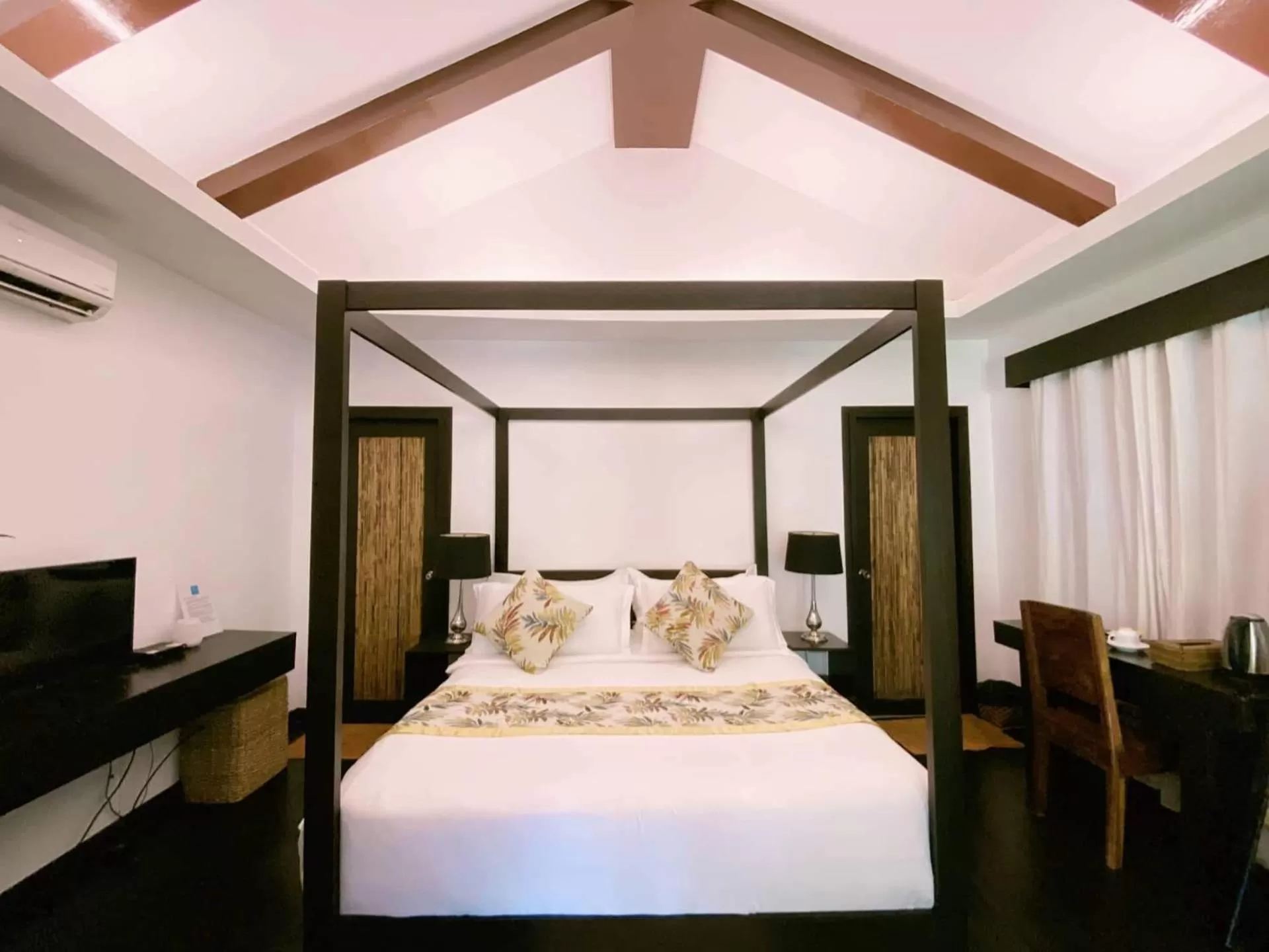 Bed in Lio Villas Resort