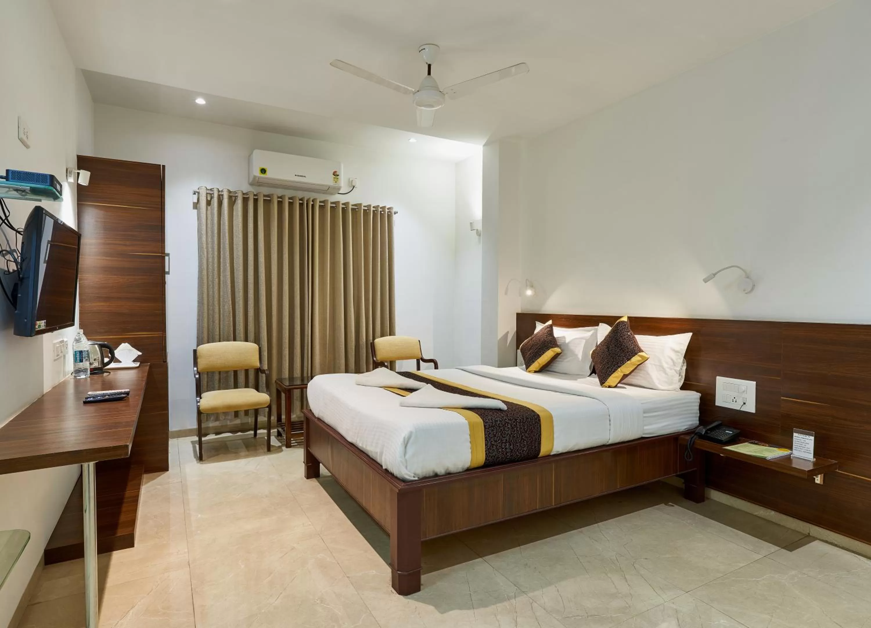 TV and multimedia, Bed in Hotel Fortune Inn