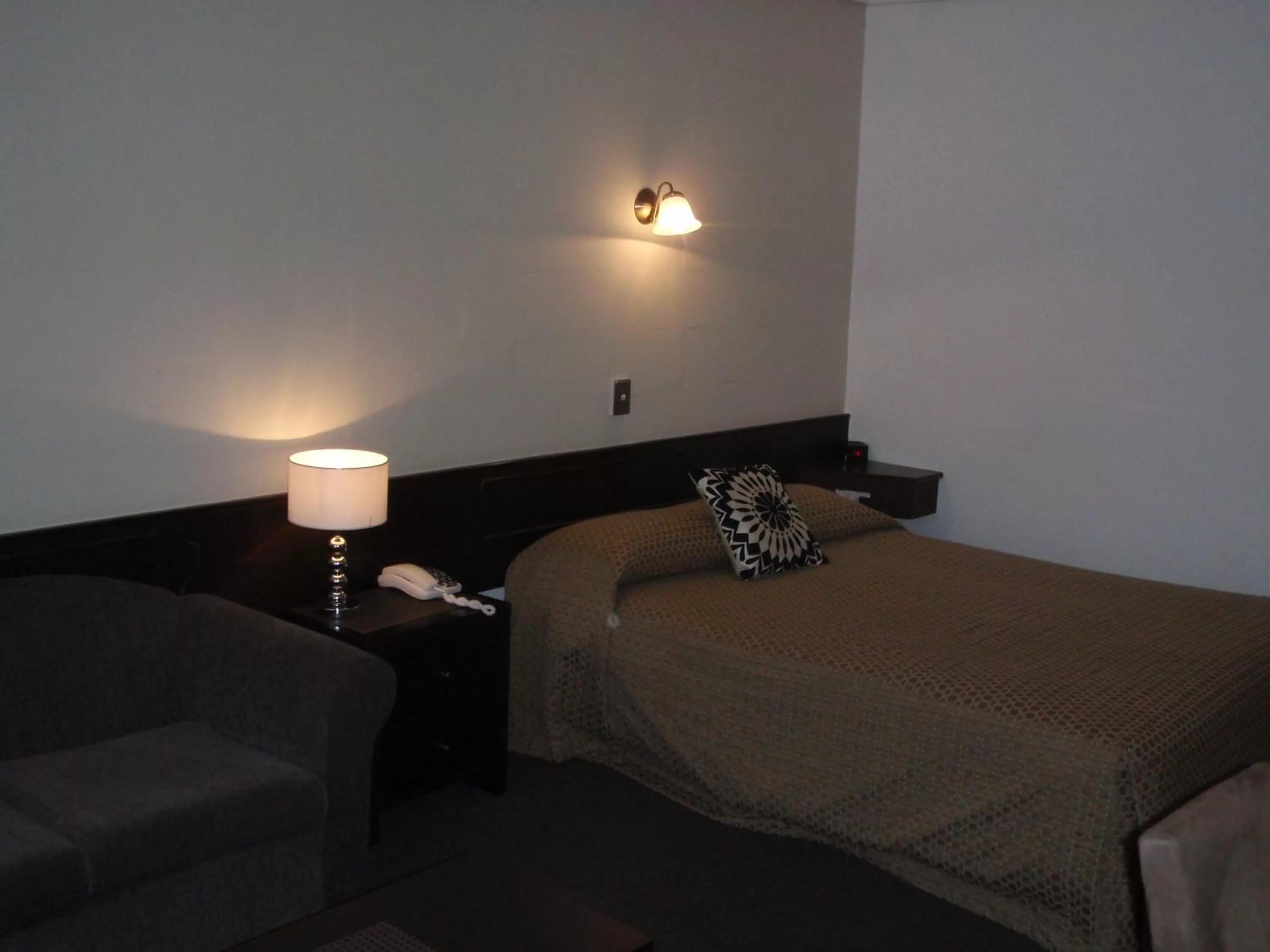 Bedroom, Bed in West Coaster Motel