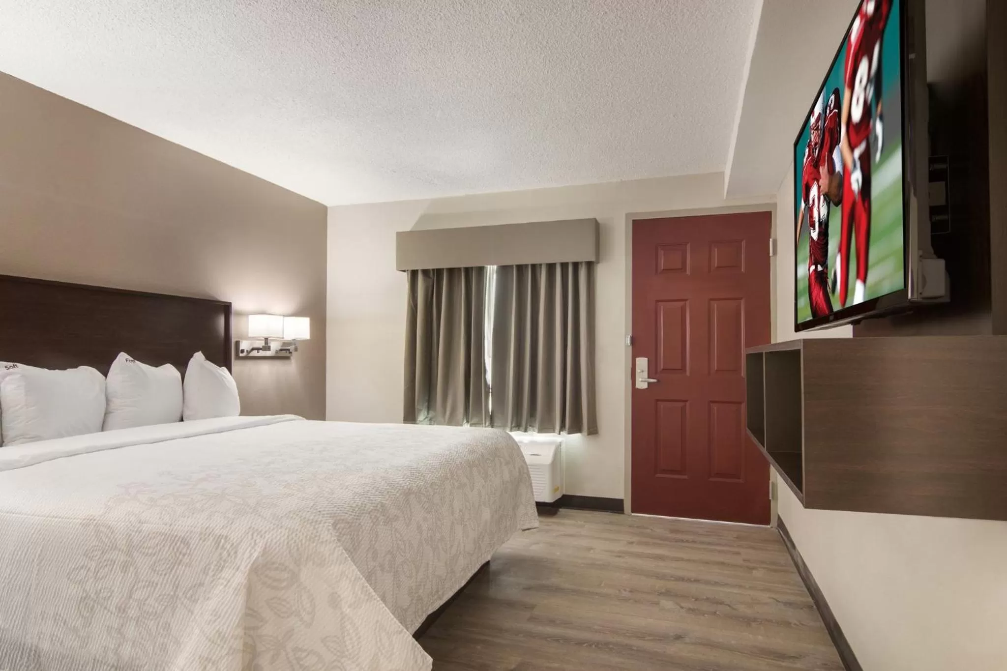 Photo of the whole room, Bed in Red Roof Inn PLUS & Suites Erie