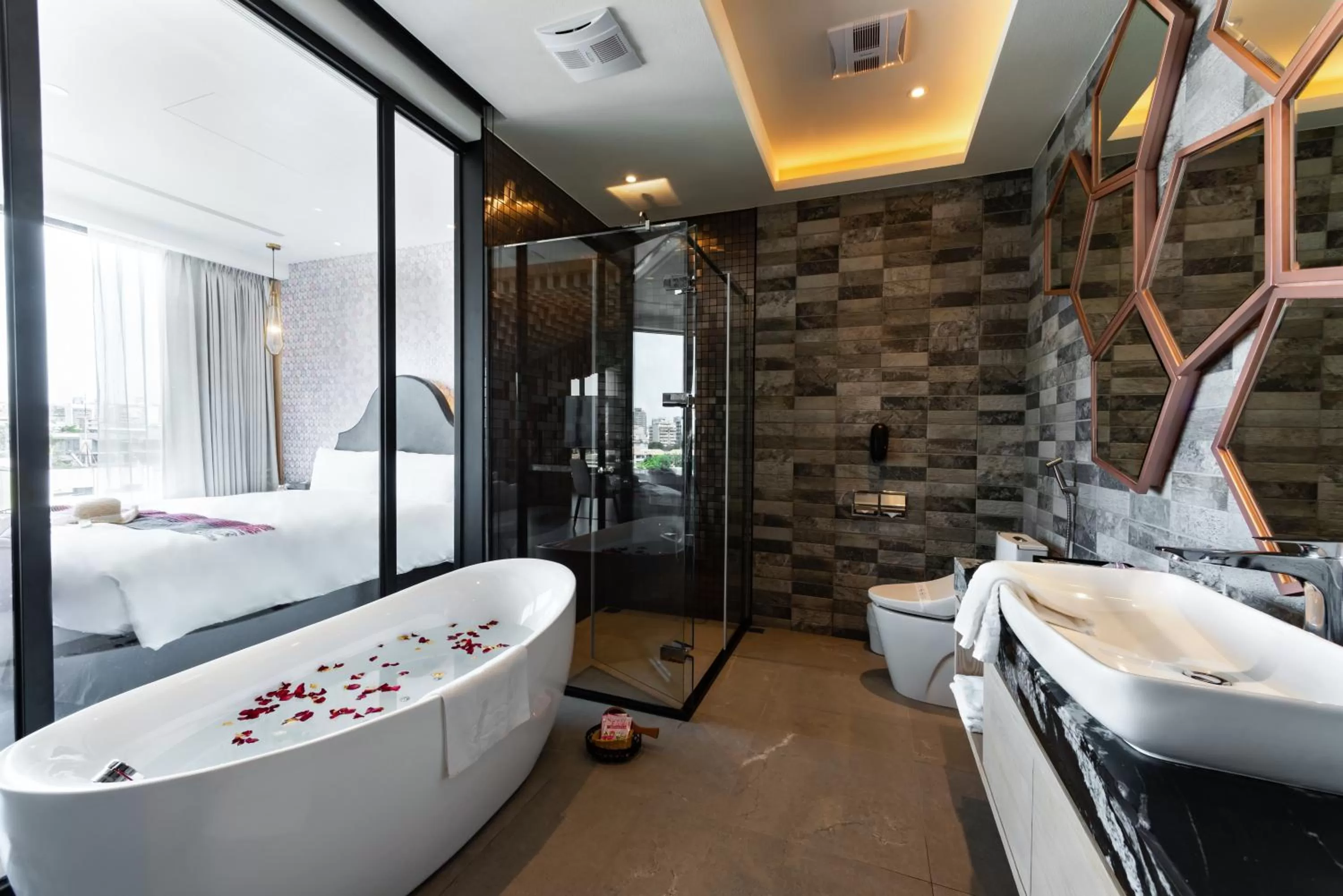 Bathroom, Bed in Norway Forest Motel - Wen Chuang Branch