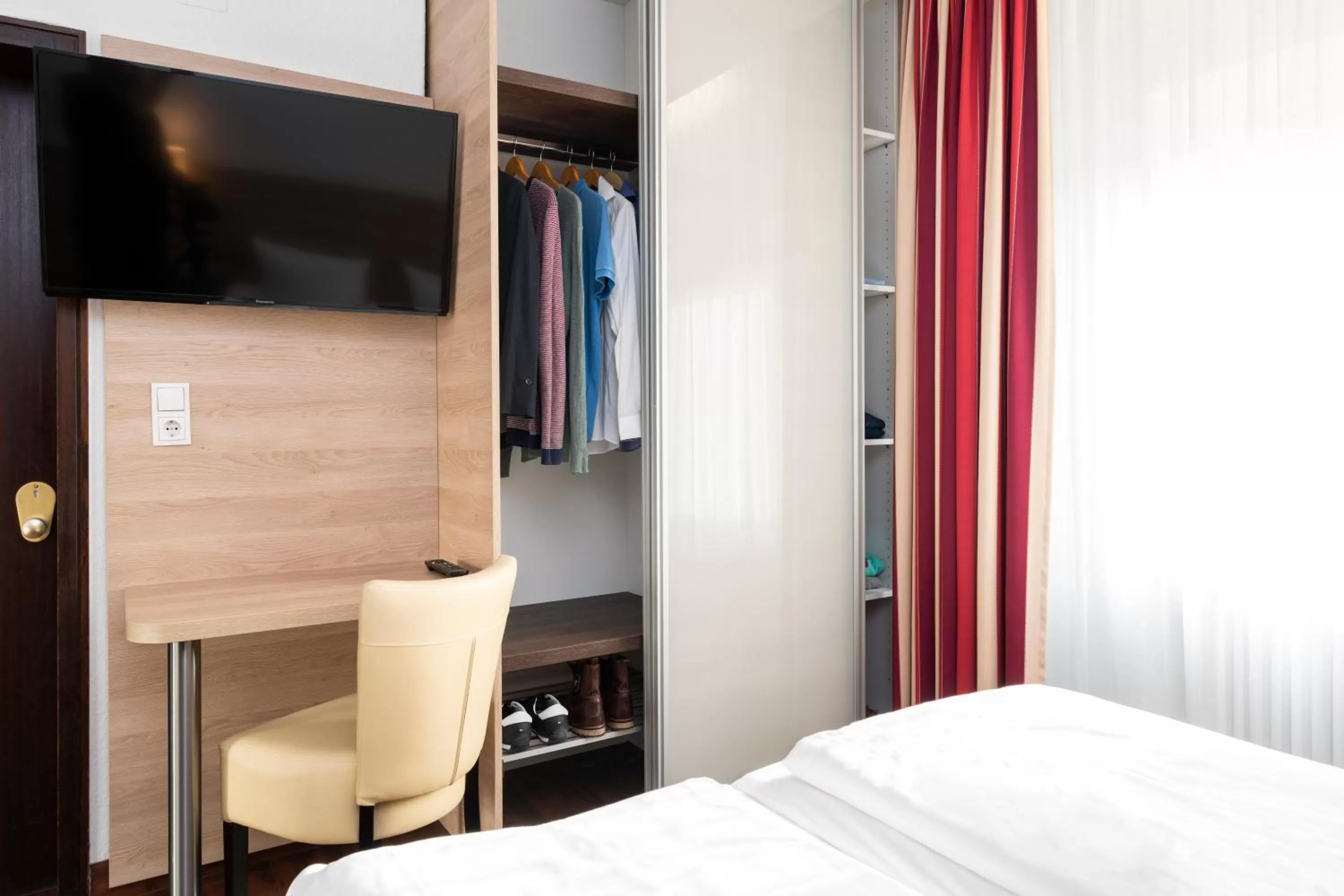 TV and multimedia, Bed in Hotel National