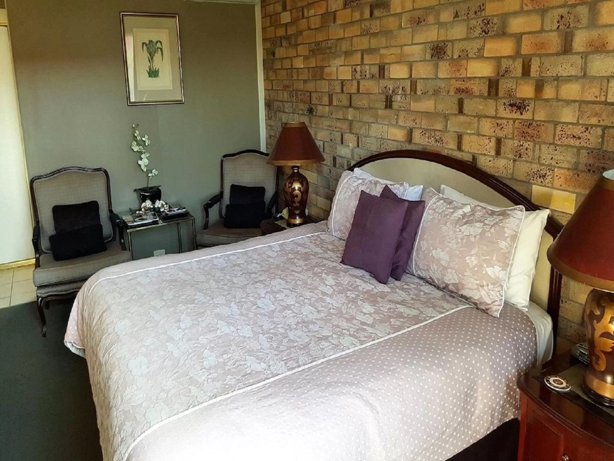 Bed in Centrepoint Midcity Motor Inn