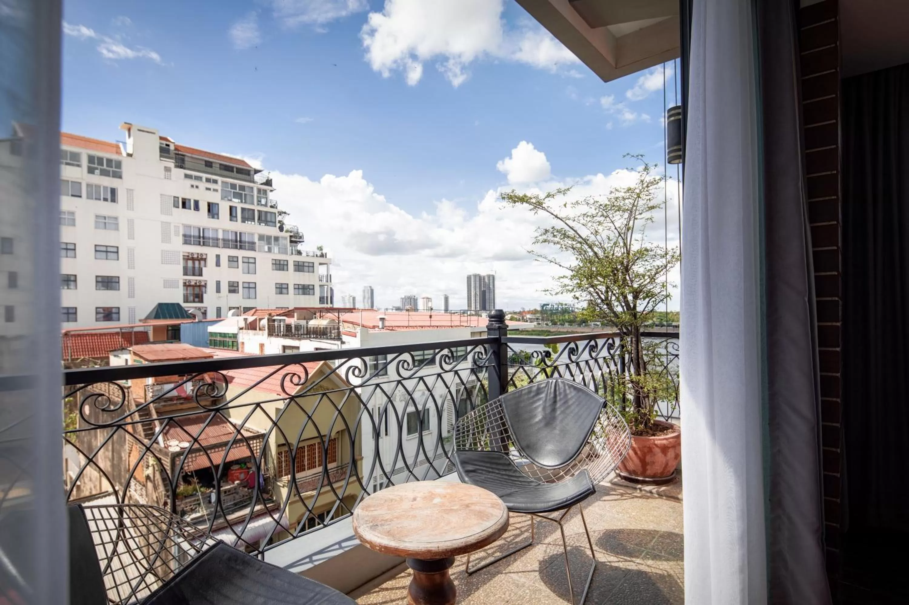 Property building in Ohana Phnom Penh Palace Hotel