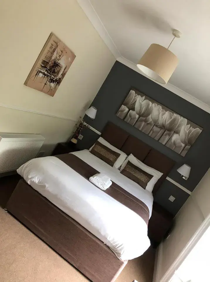 En-Suite Double Room with Garden View in Gomersal Lodge Hotel En-Suite Double Room with Garden View in Gomersal Lodge Hotel