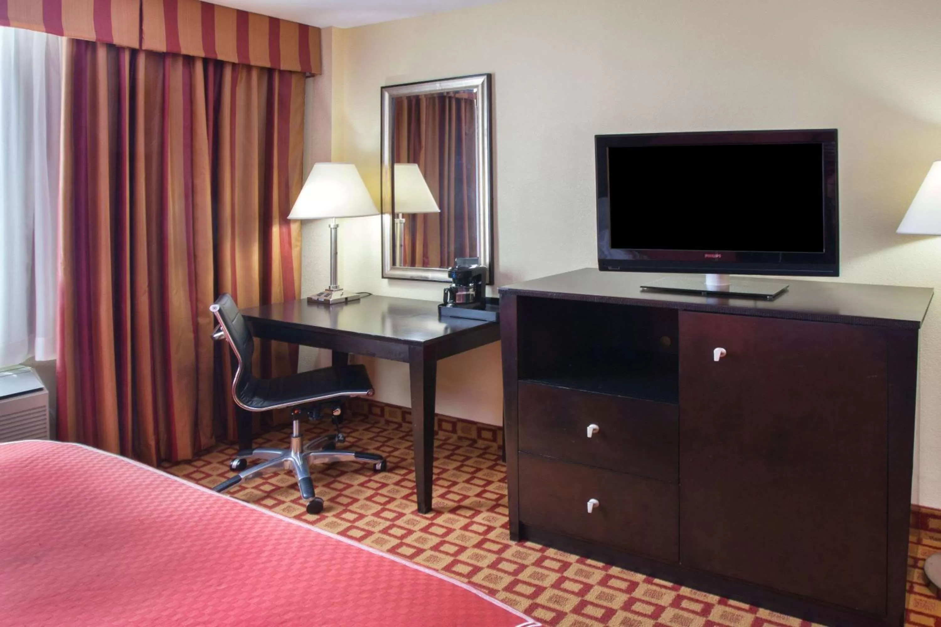 Photo of the whole room, Bed in Super 8 by Wyndham Chicago Northlake O'Hare South