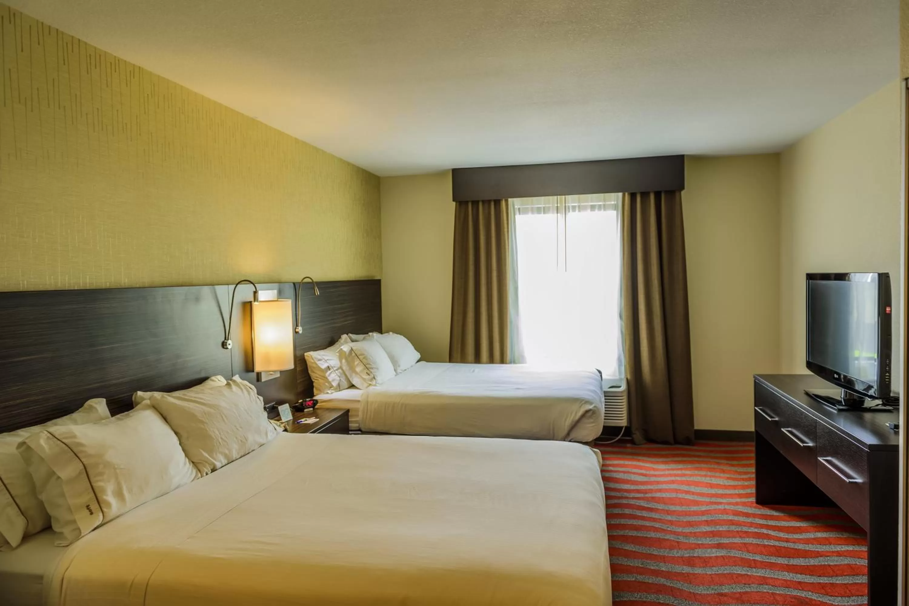 Photo of the whole room, Bed in Holiday Inn Express and Suites - Bradford by IHG