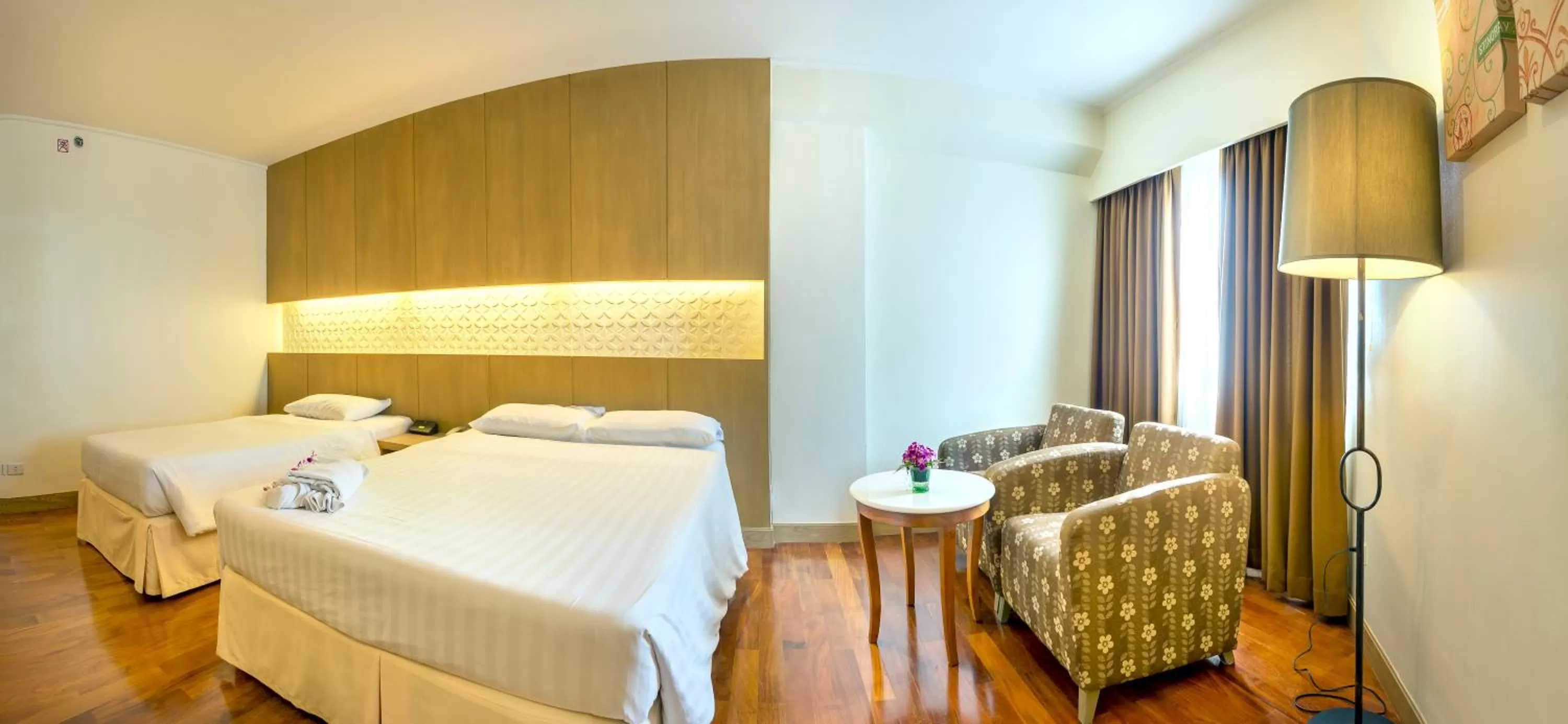 Bed in Jomtien Palm Beach Hotel and Resort
