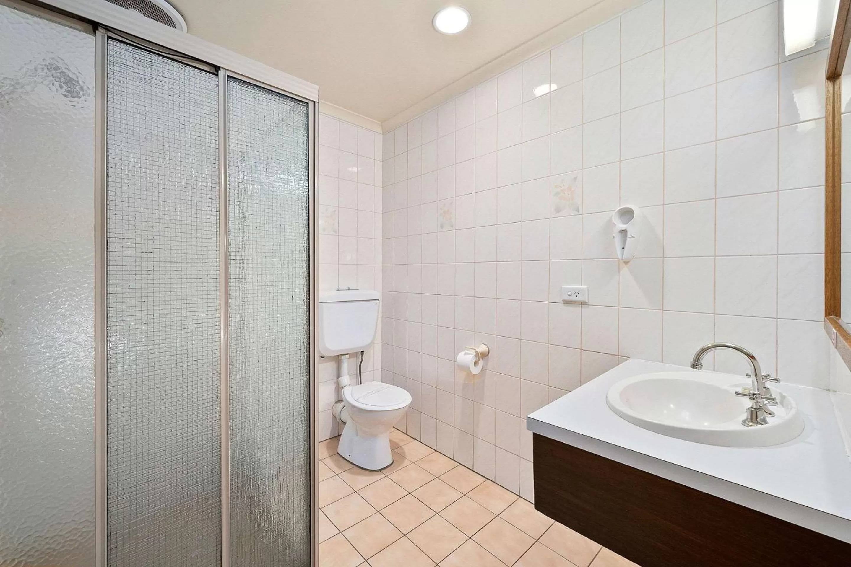 Bathroom in Peppermill Inn Motel