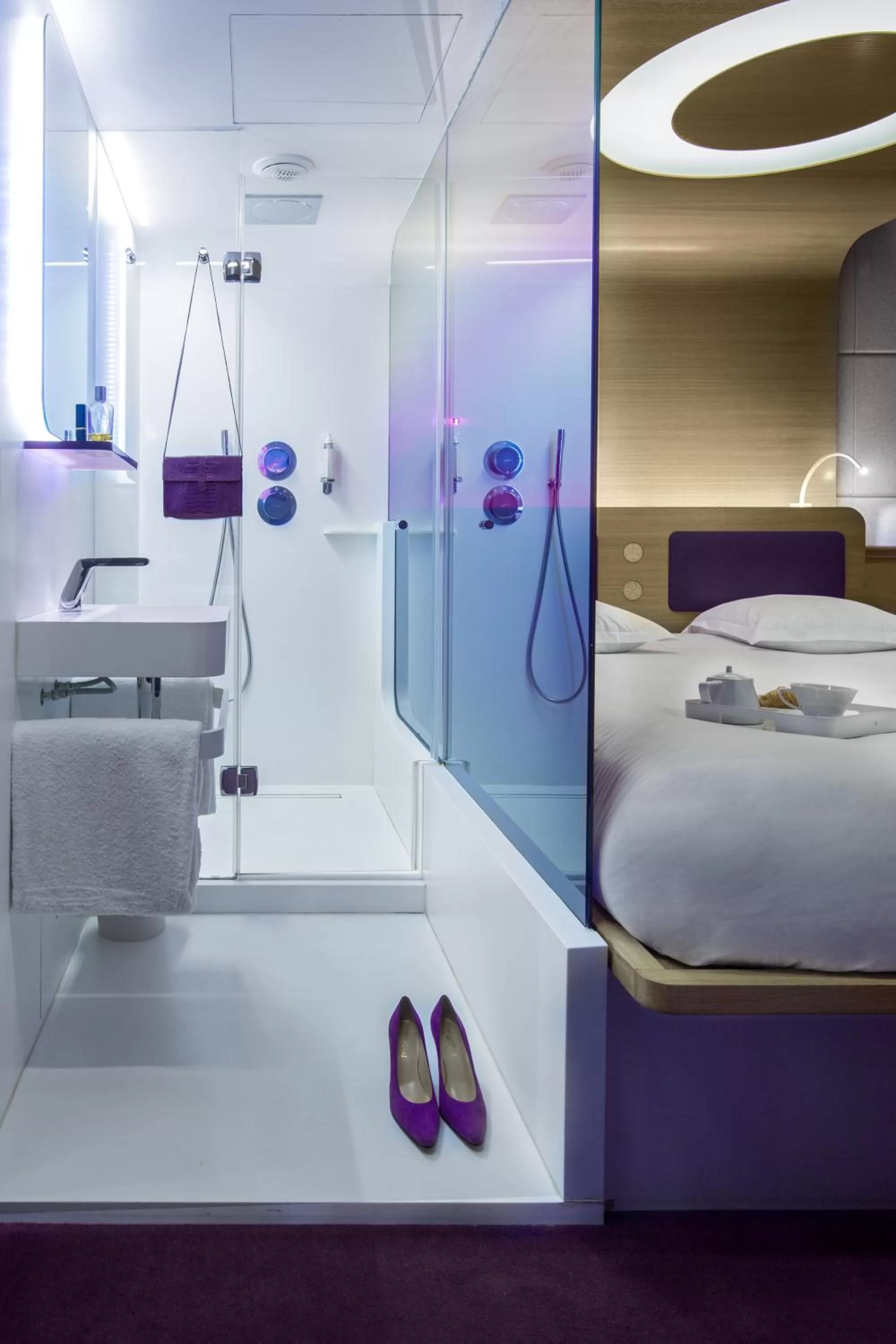 Bathroom, Bed in Hôtel Odyssey
