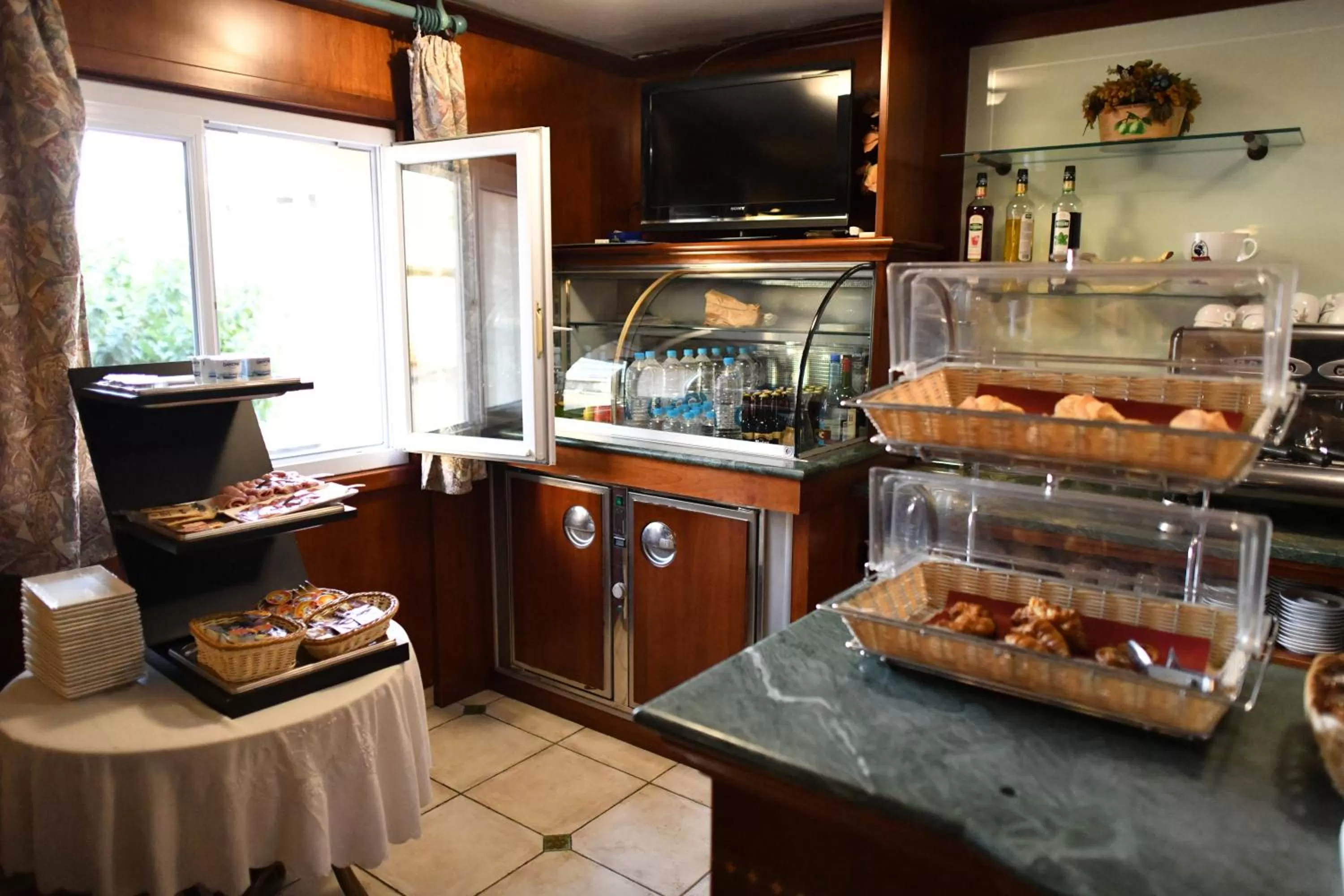 Coffee/tea facilities in Hôtel Le Claridge