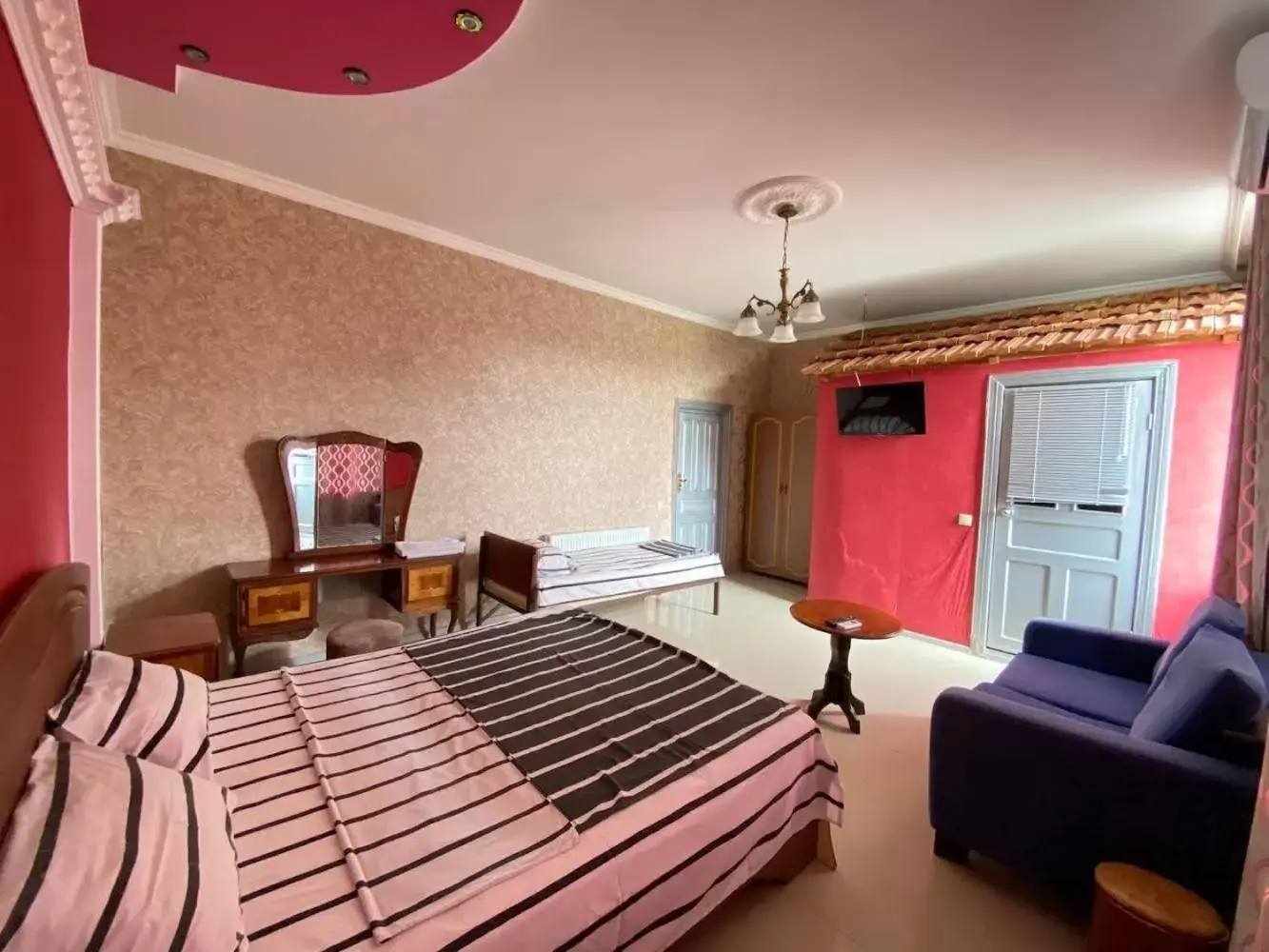 Triple Room with Private Bathroom in Hostel Golden Fleece Triple Room with Private Bathroom in Hostel Golden Fleece