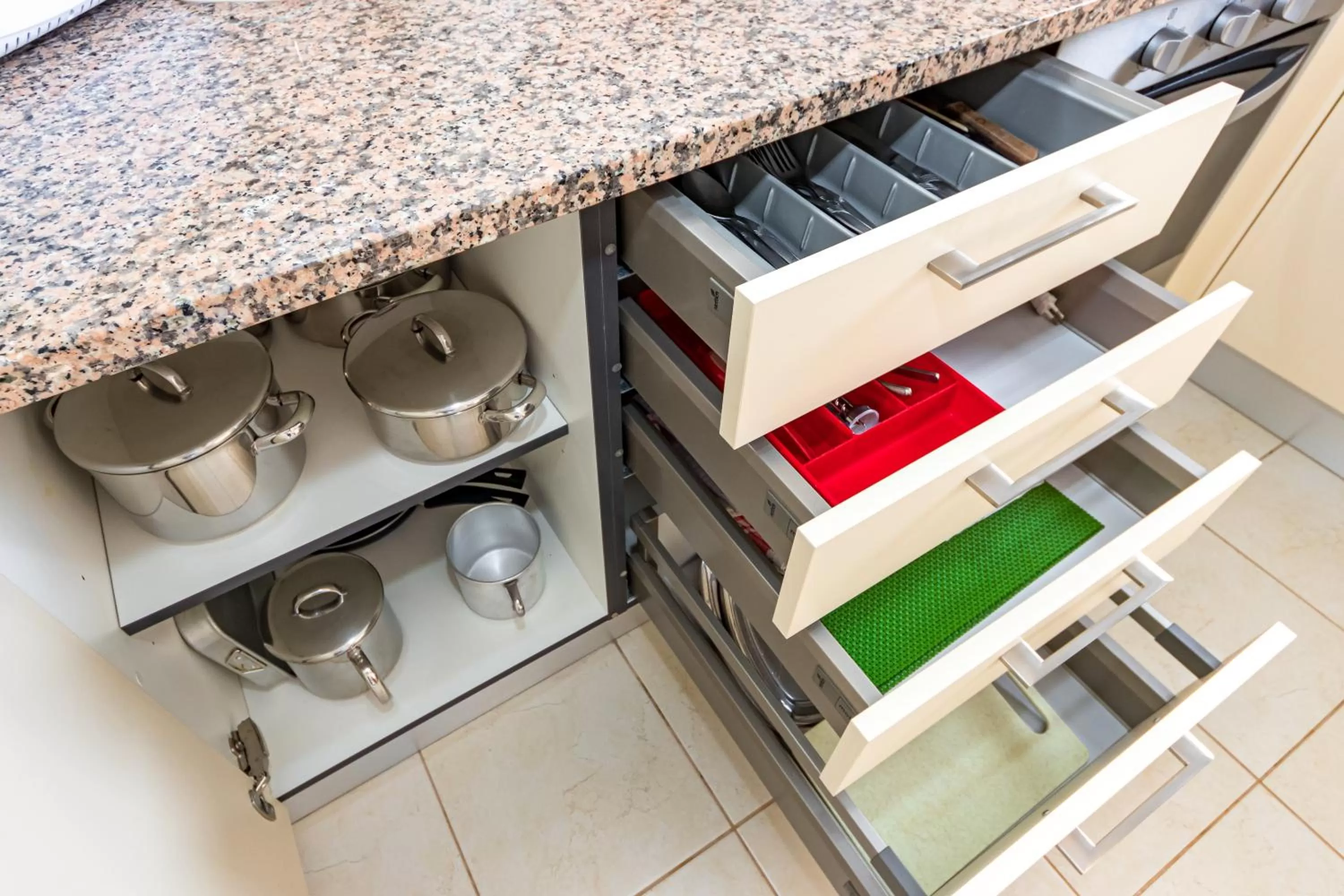 Coffee/tea facilities, Kitchen/Kitchenette in Apartamentos Carruna