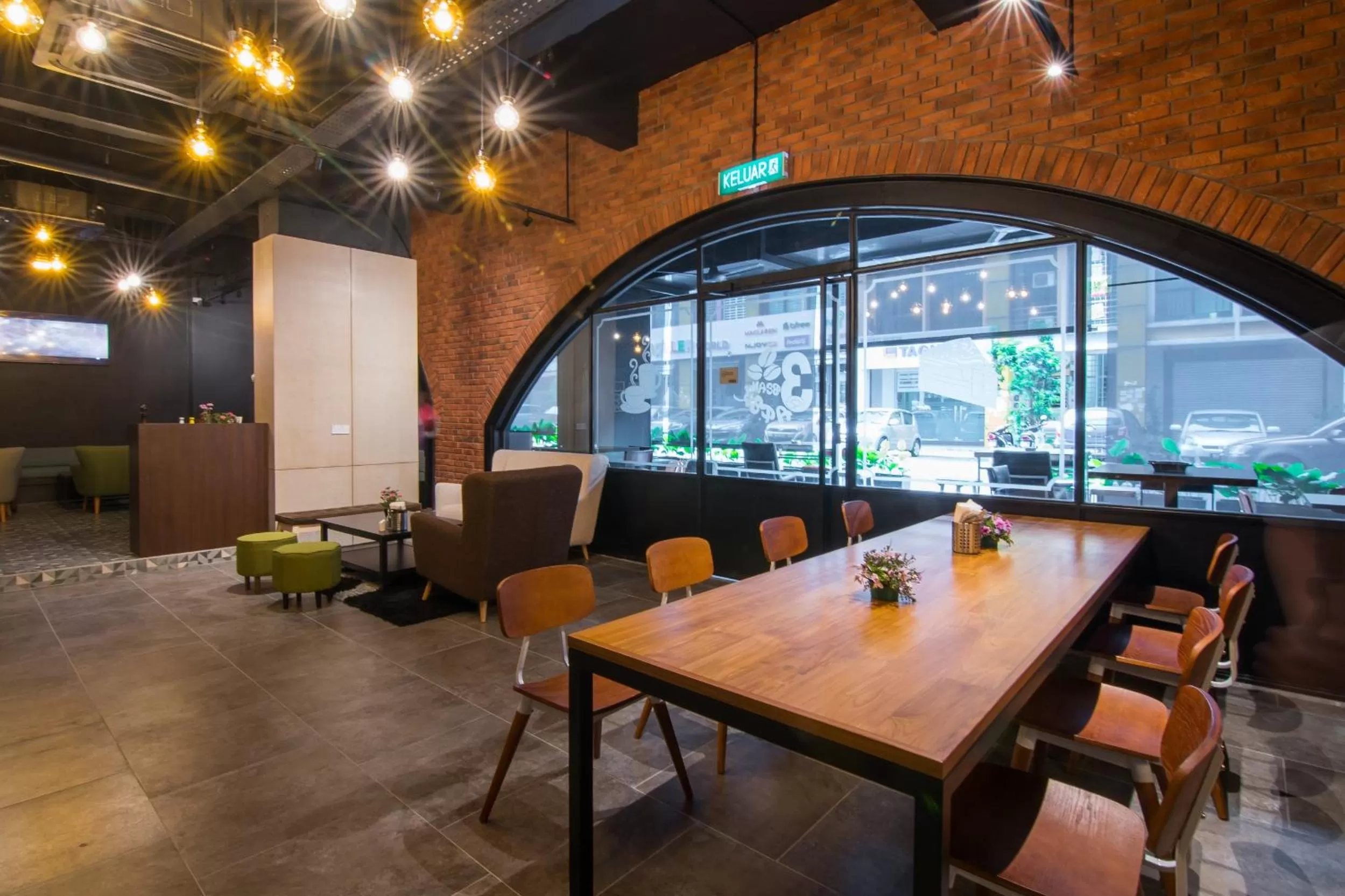 Restaurant/places to eat in MTREE Hotel