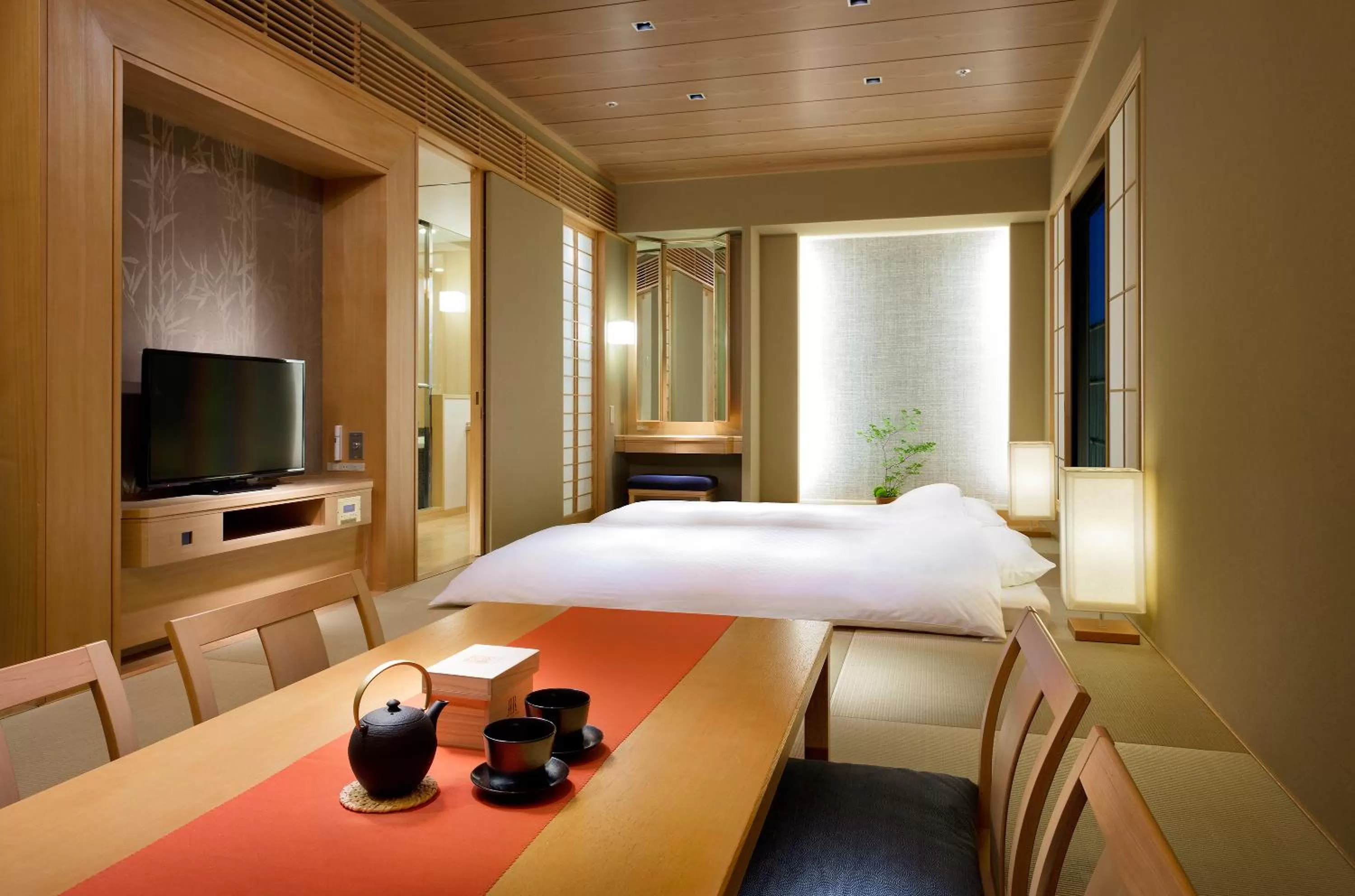 Photo of the whole room, Bed in RIHGA Royal Hotel Kyoto