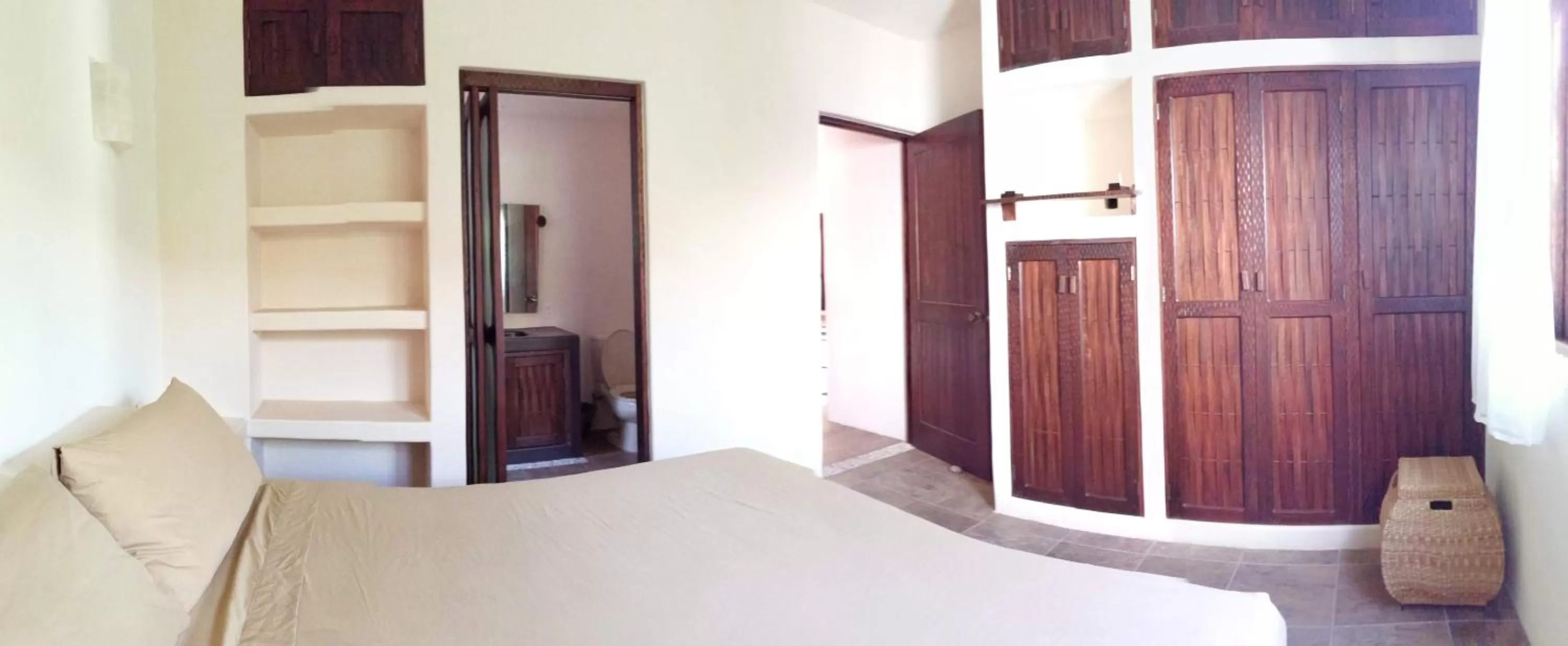 Photo of the whole room, Bed in Ceiba Studios