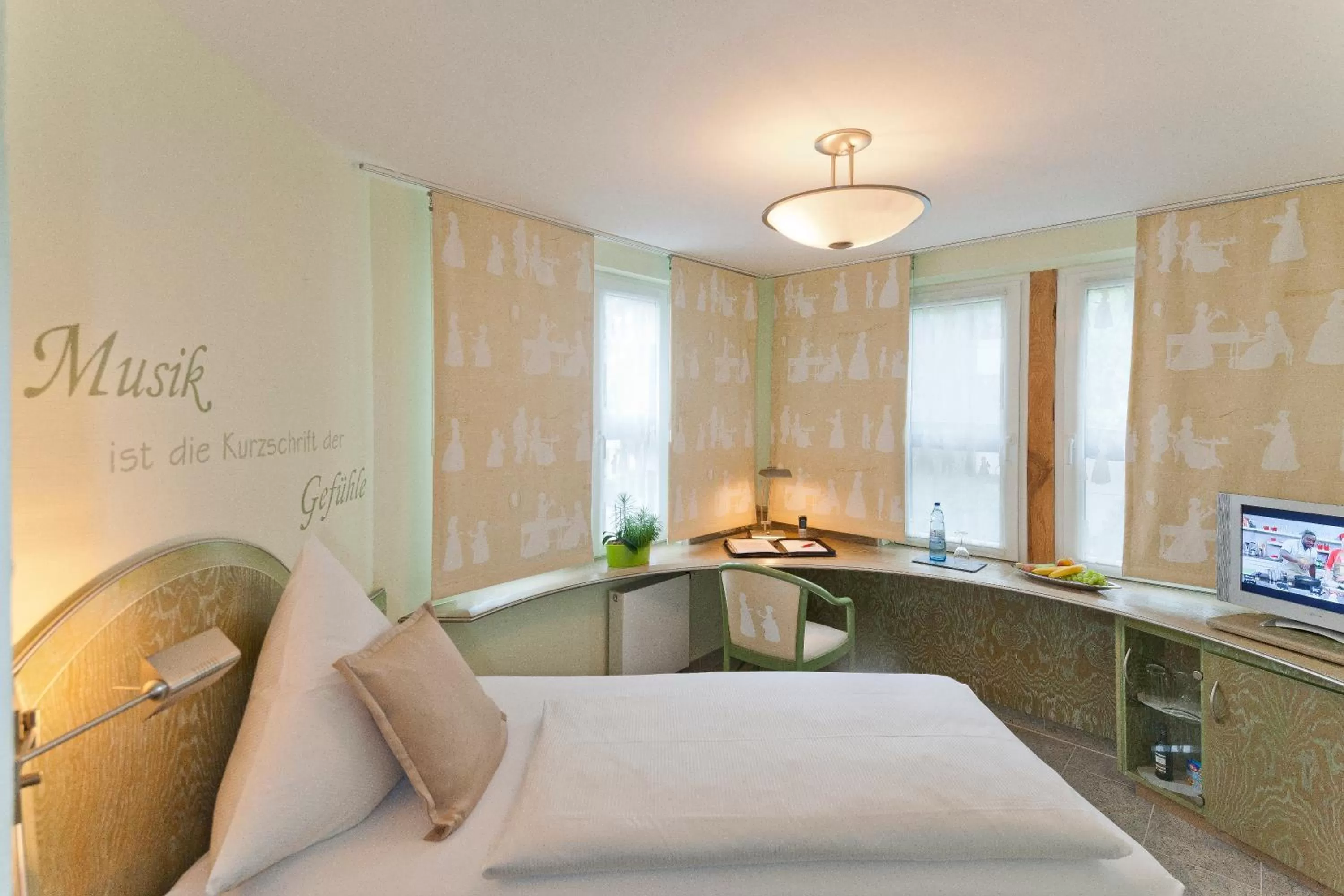 Photo of the whole room, Bed in Malerwinkel Hotel