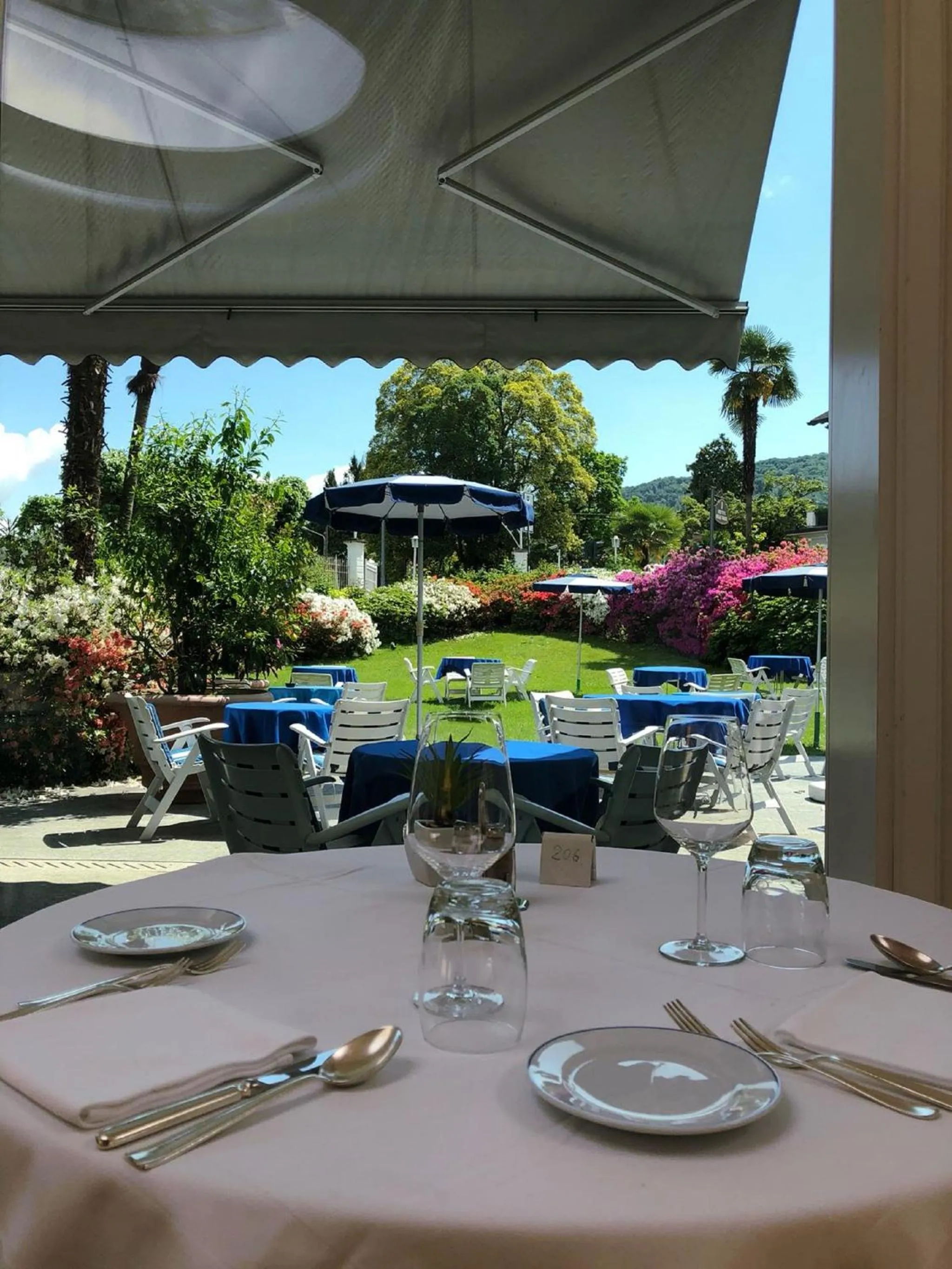 Restaurant/places to eat in Hotel Royal