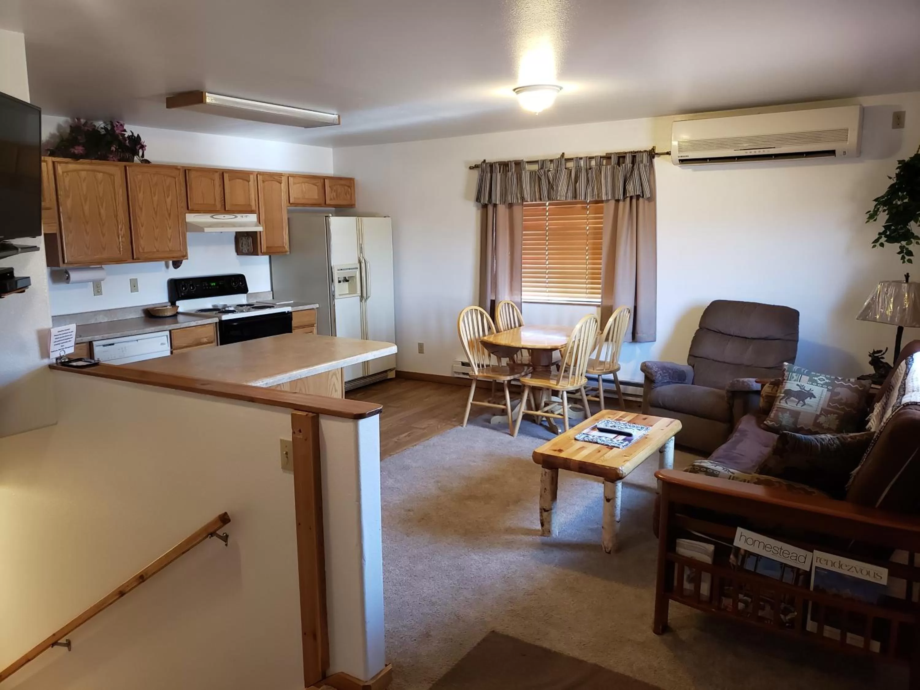 Kitchen or kitchenette in Wolf Den Log Cabin Motel and RV Park