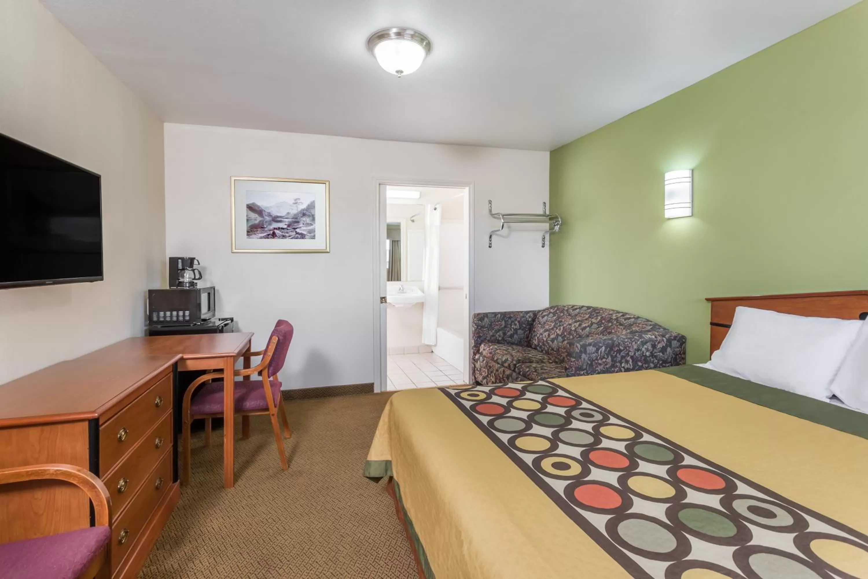 Photo of the whole room, Bed in Knights Inn Franklin Ave Waco