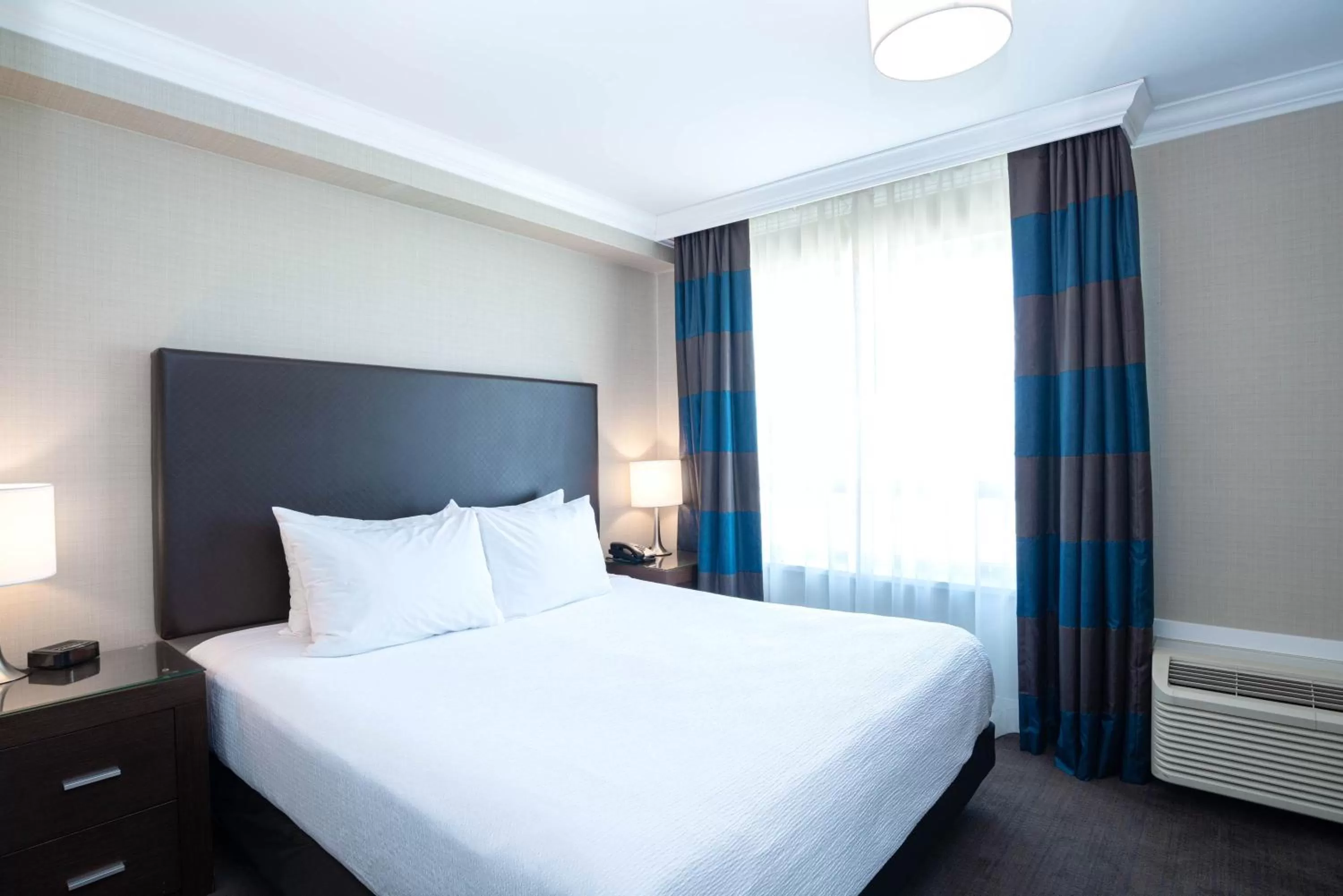 Photo of the whole room, Bed in Sandman Hotel Oakville