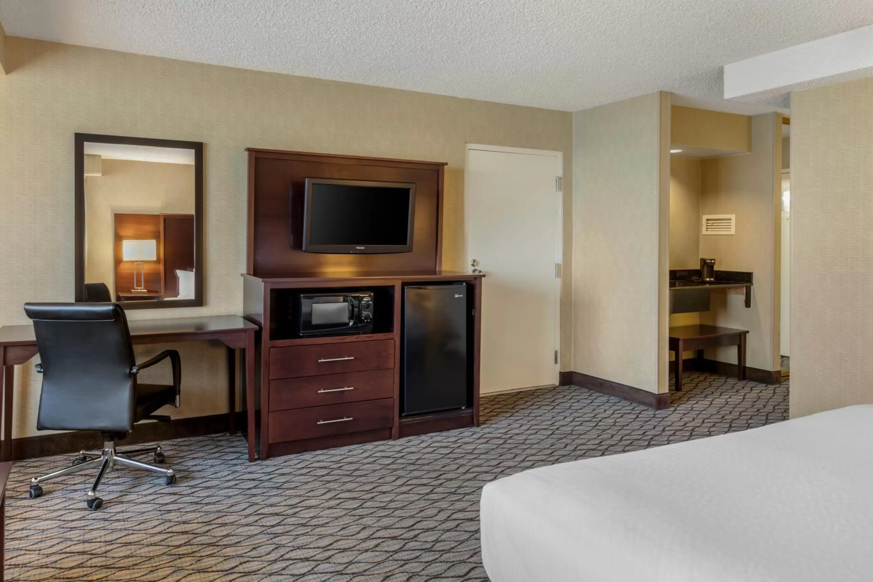 Photo of the whole room, Bed in Clarion Hotel Anaheim Resort