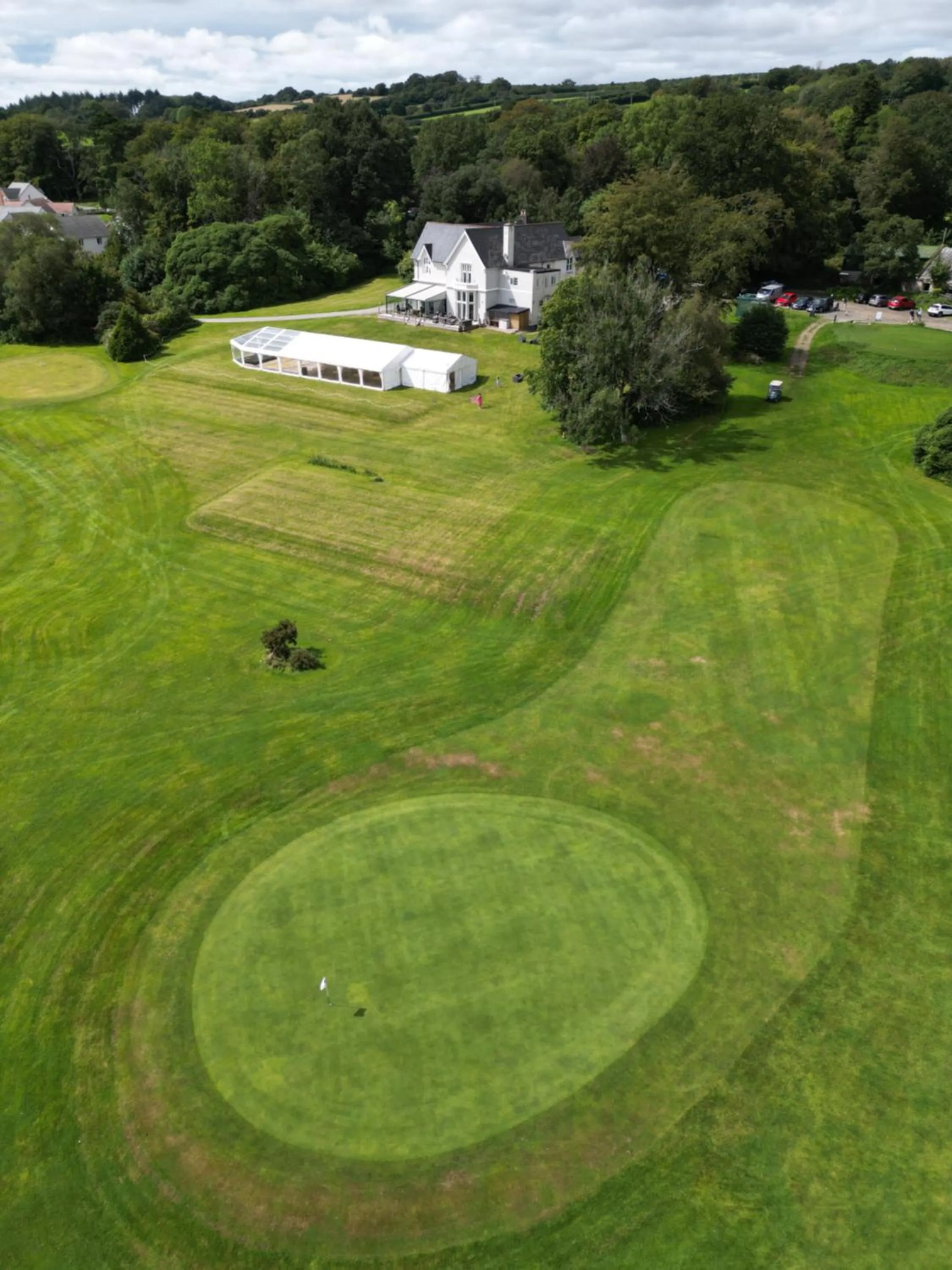 Property building in Welbeck Manor and Golf