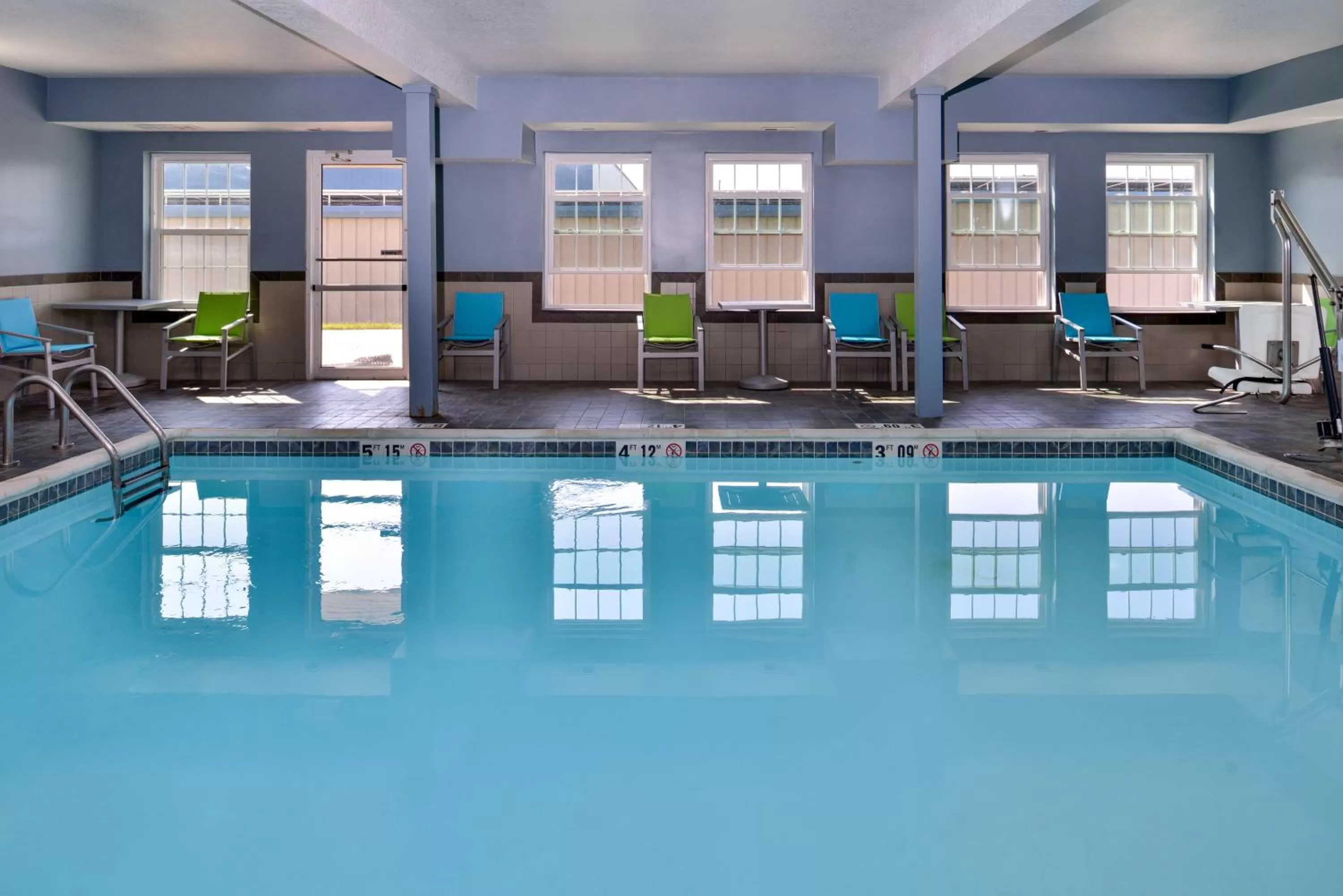 Swimming pool in Holiday Inn Express Hotel & Suites North Kansas City by IHG