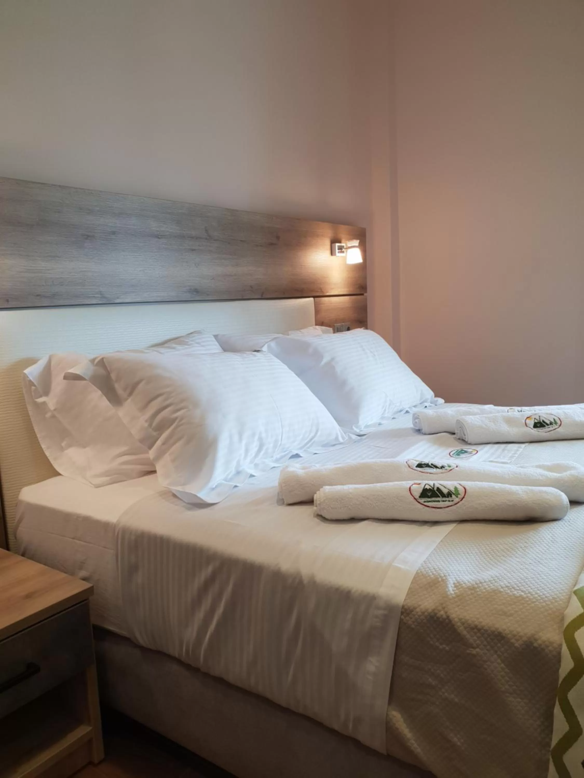 Photo of the whole room, Bed in Mondeus Inn Luxury