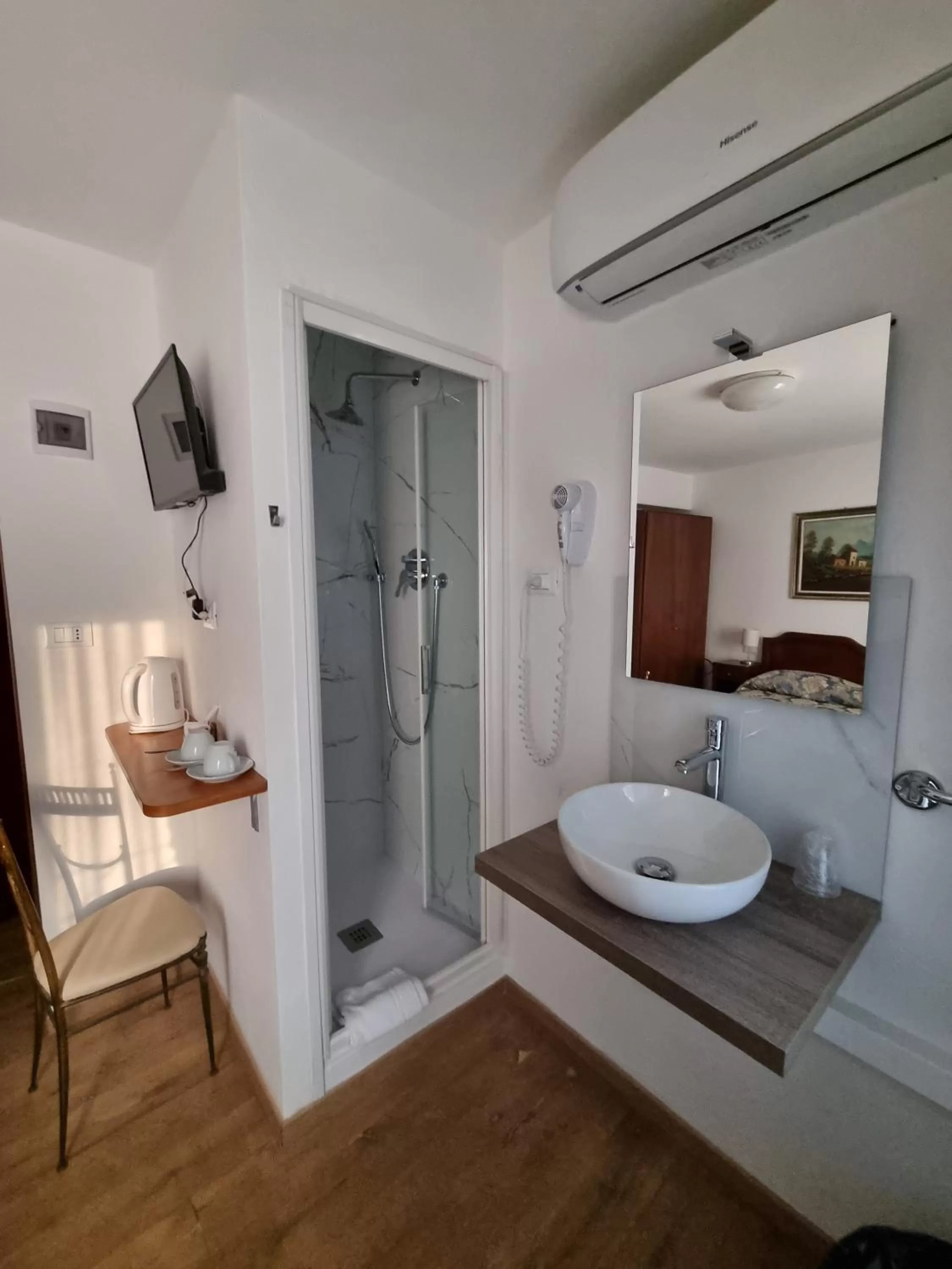 Shower in Albergo Casa Peron