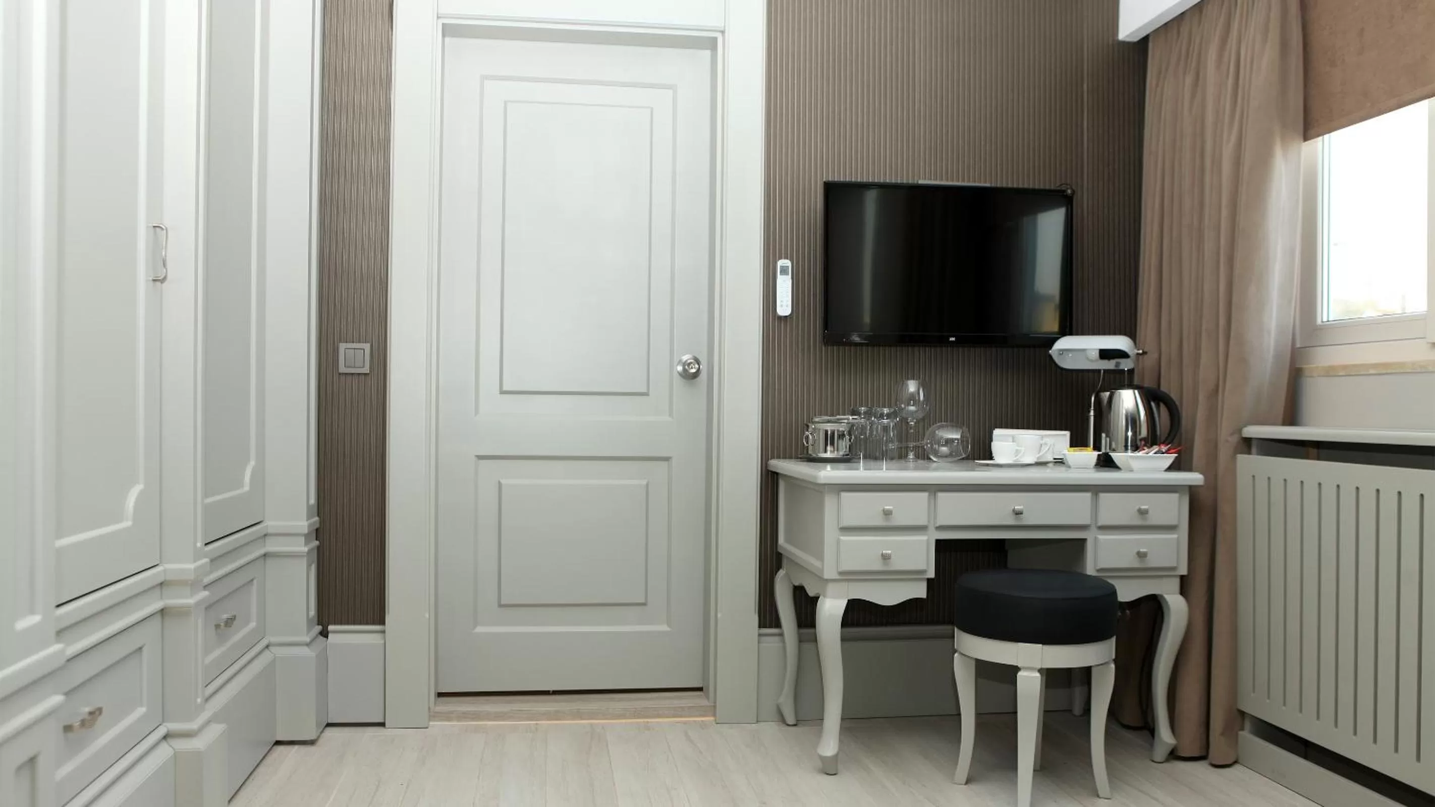 Bedroom, TV/Entertainment Center in Port Hotel