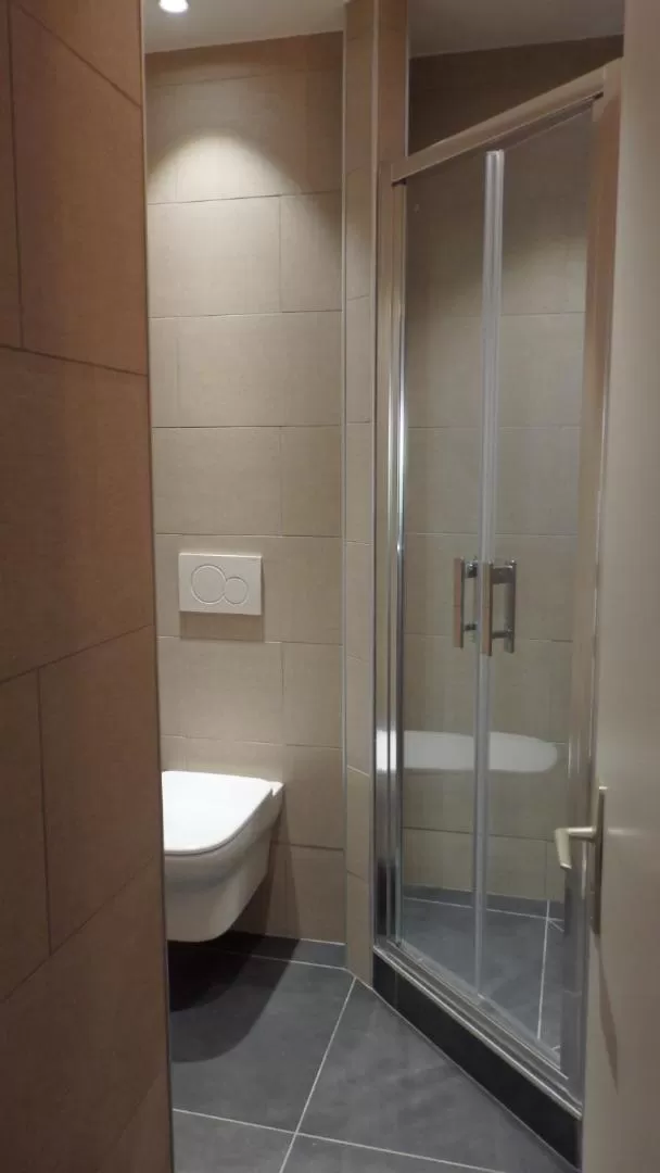 Shower in Hôtel Viallet