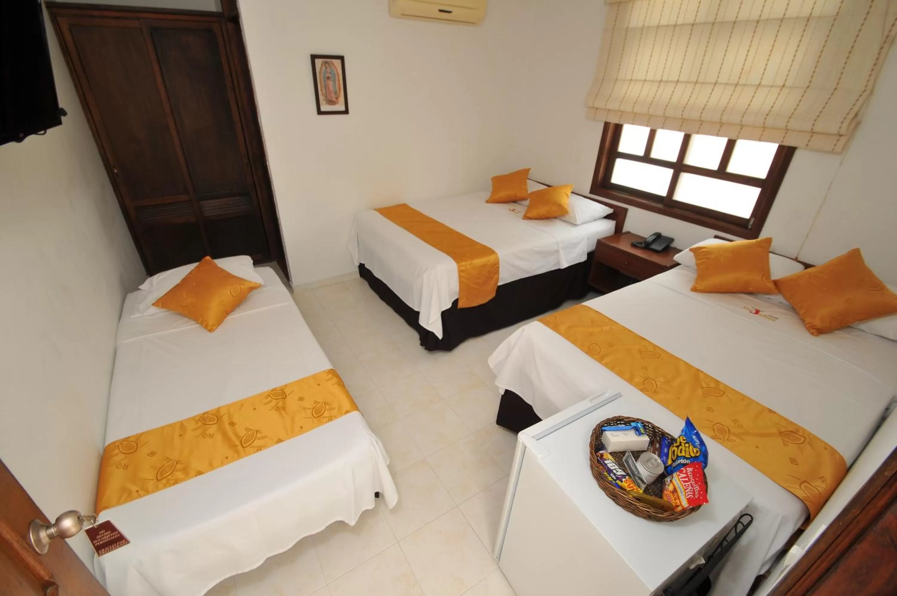 Toilet, Bed in Hotel San Julian