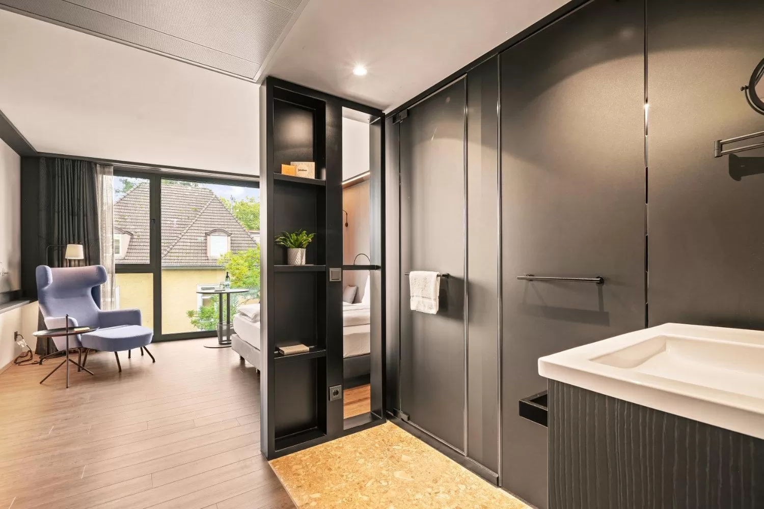 Photo of the whole room in Lukullum