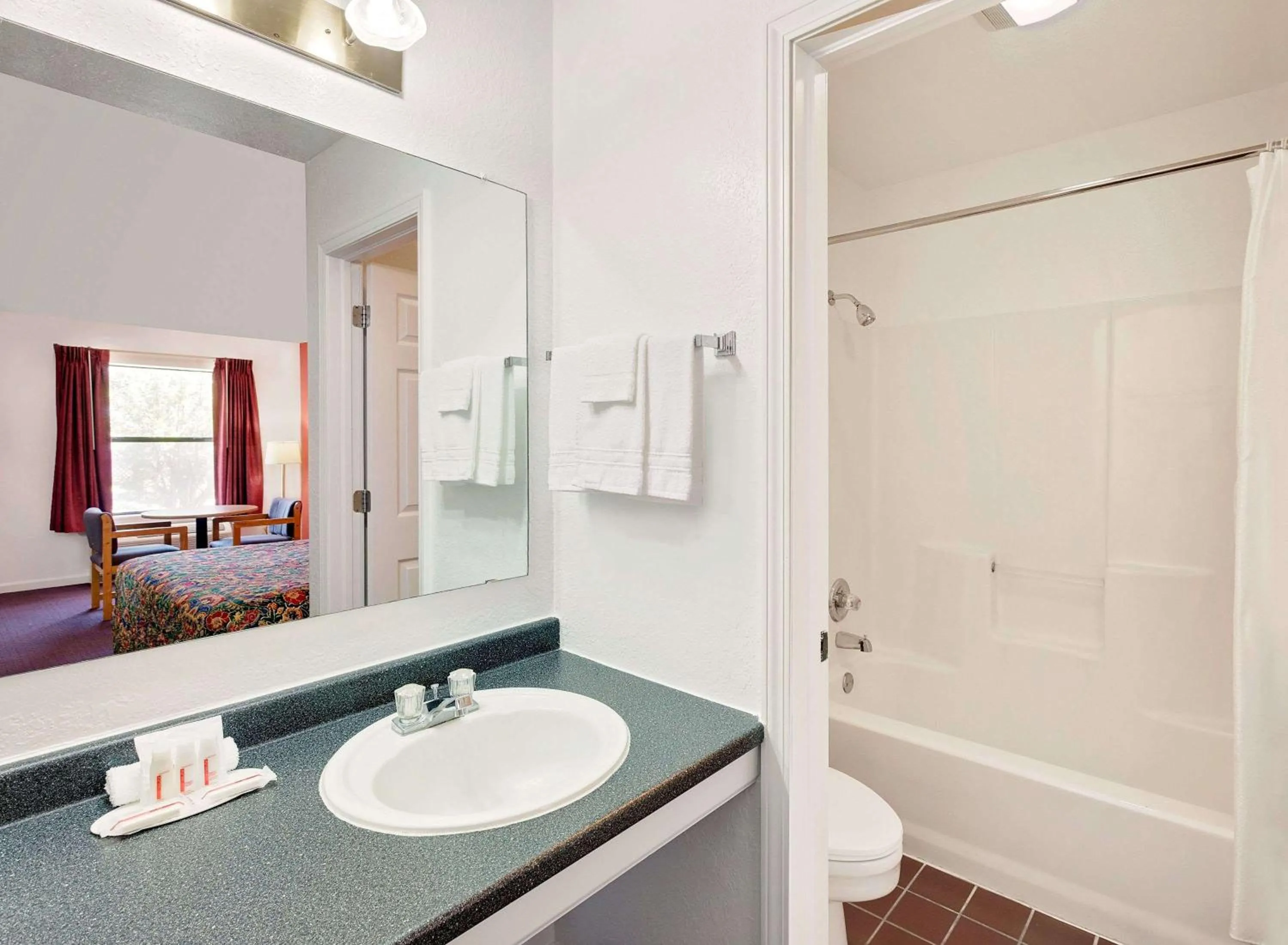 Photo of the whole room in Knights Inn Muskogee