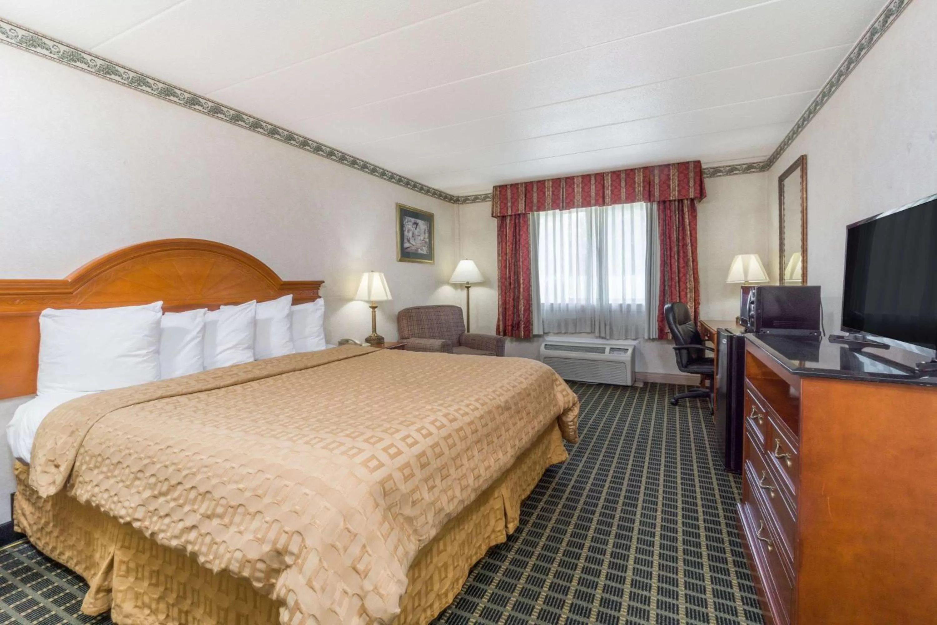 Photo of the whole room, Bed in Days Inn by Wyndham Columbus East Airport