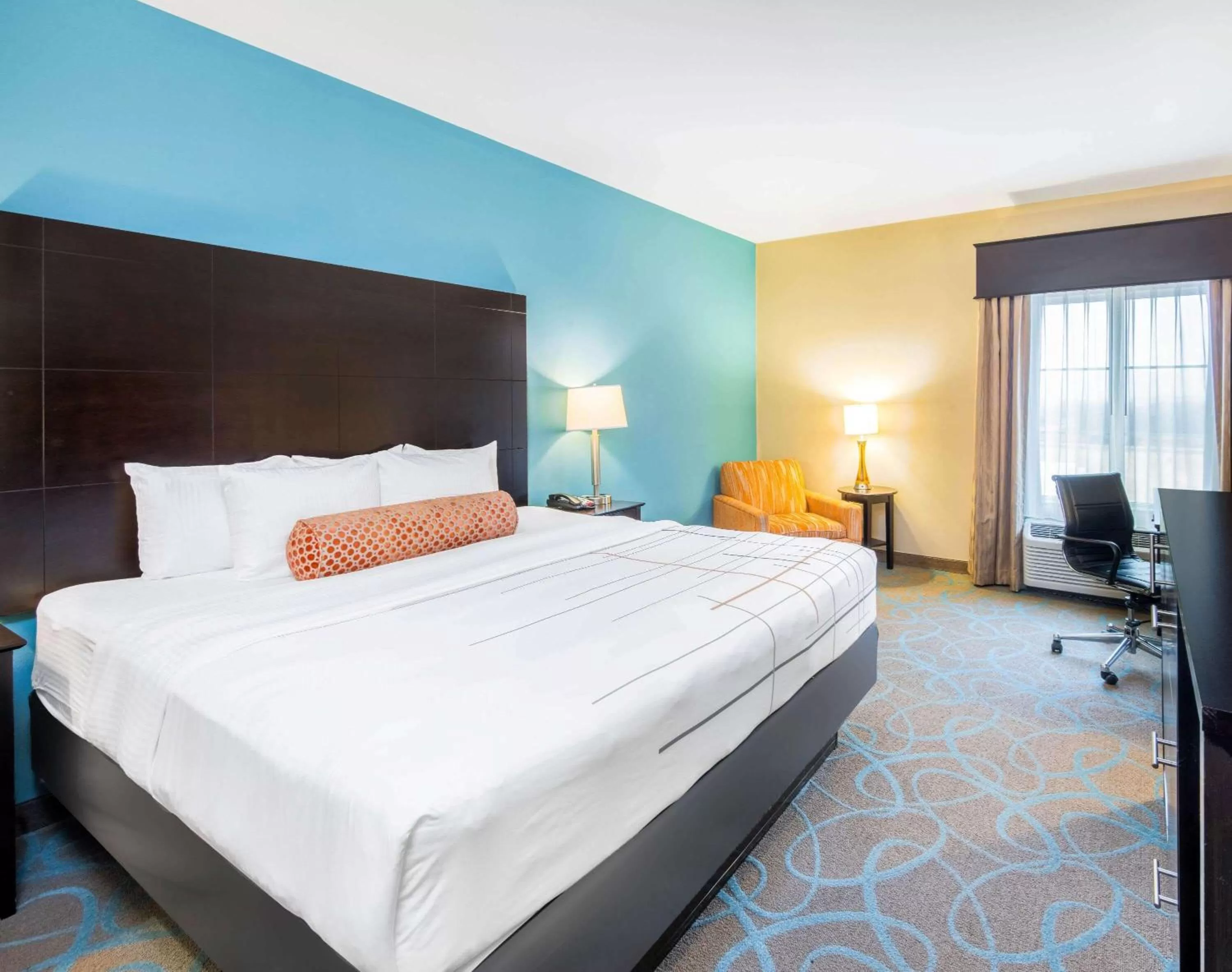 Photo of the whole room, Bed in La Quinta by Wyndham Clinton Historic Route 66