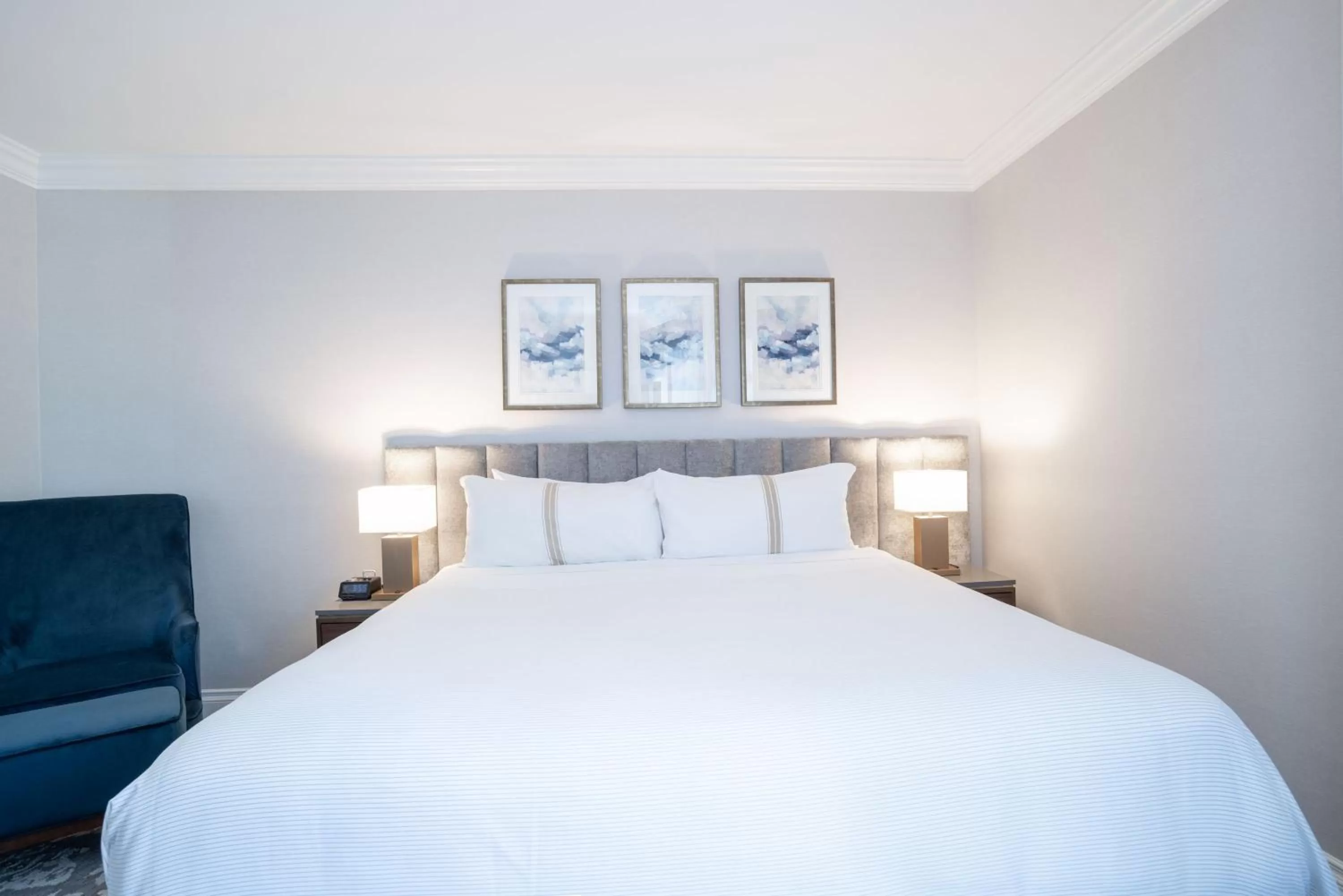 Photo of the whole room, Bed in The Sutton Place Hotel Vancouver