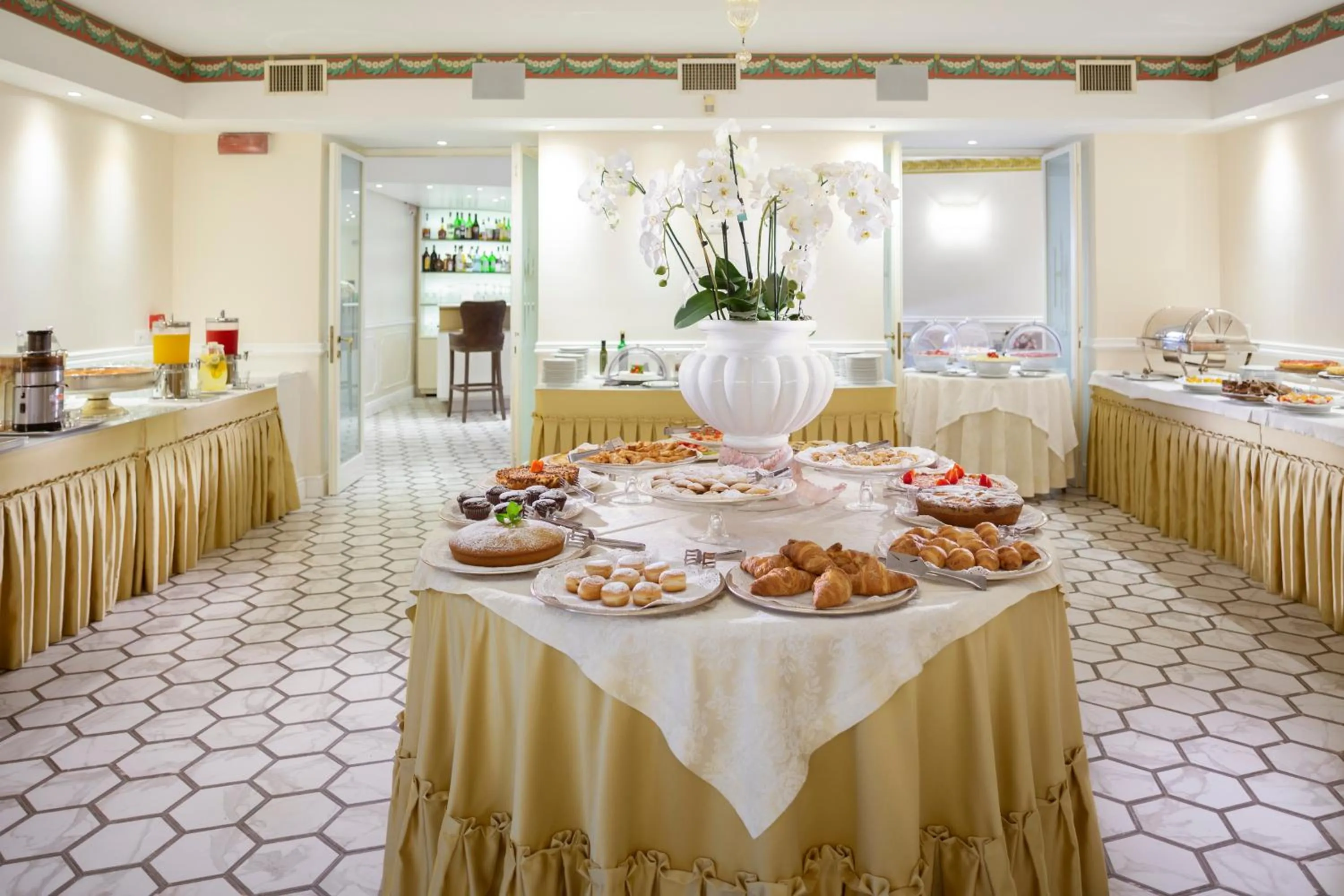 Coffee/tea facilities in Hotel Milton Rimini