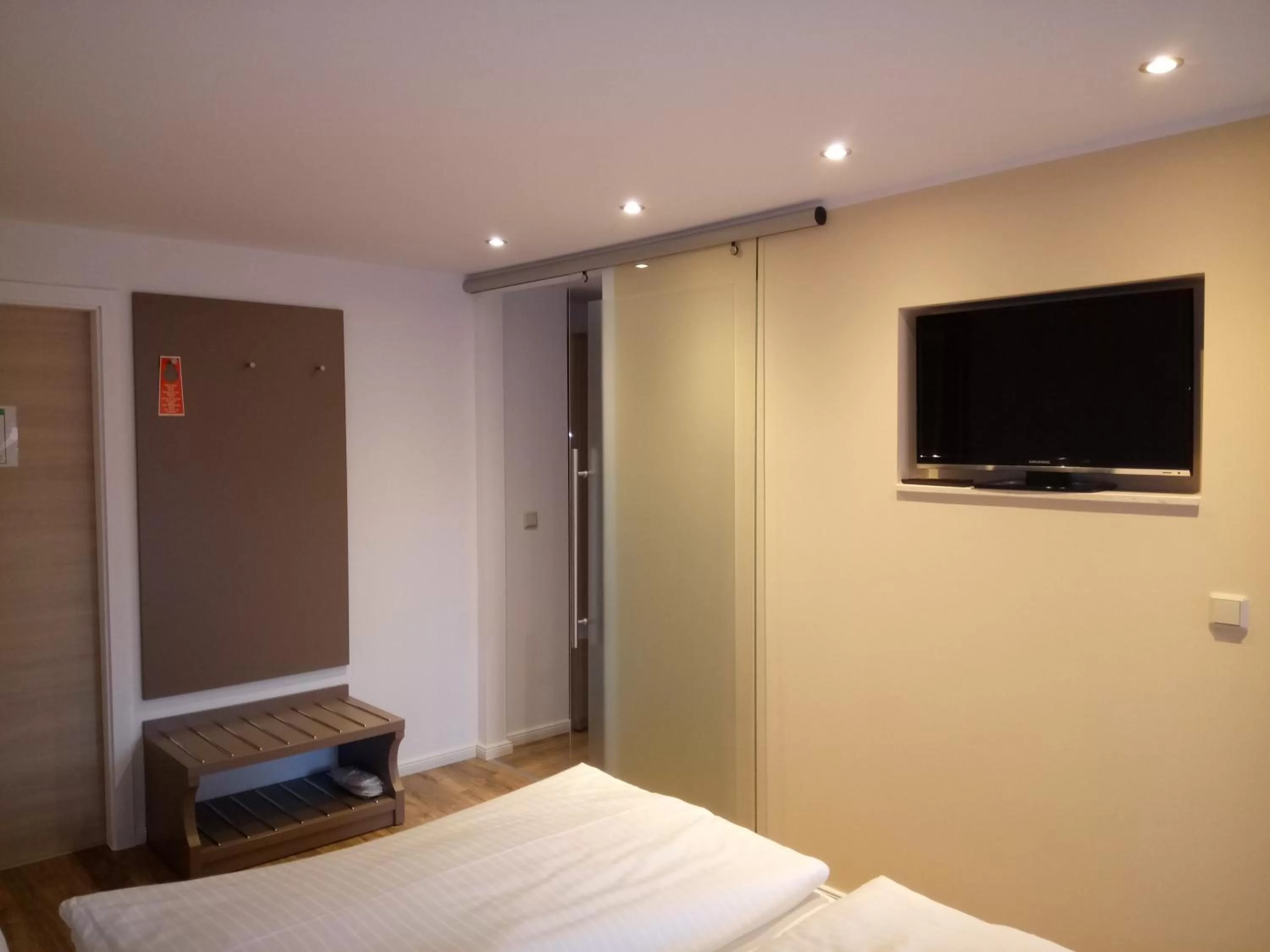 Photo of the whole room, Bed in Hotel Am Obermarkt