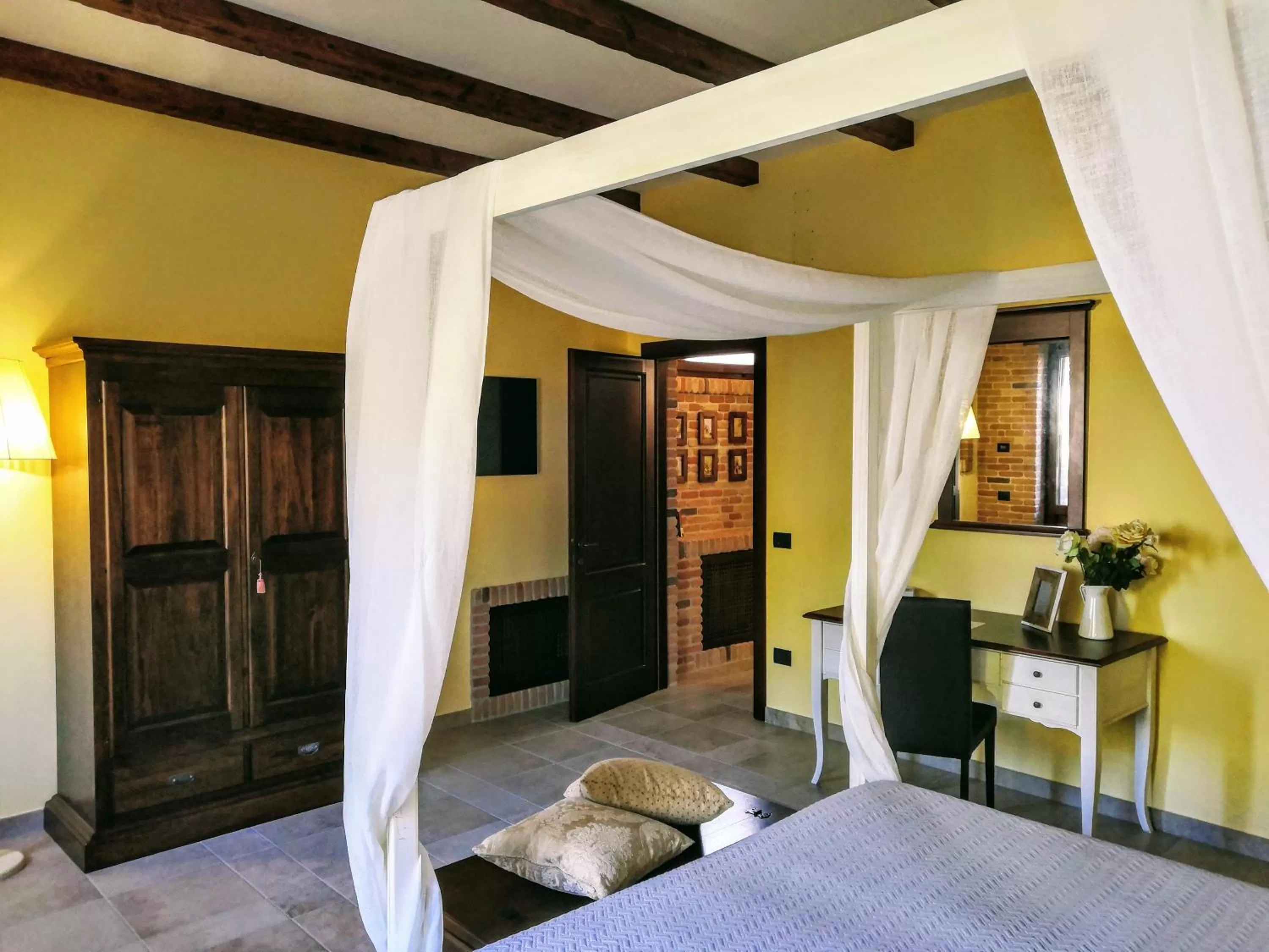 Bedroom, Bed in BORGO LUNA b&b