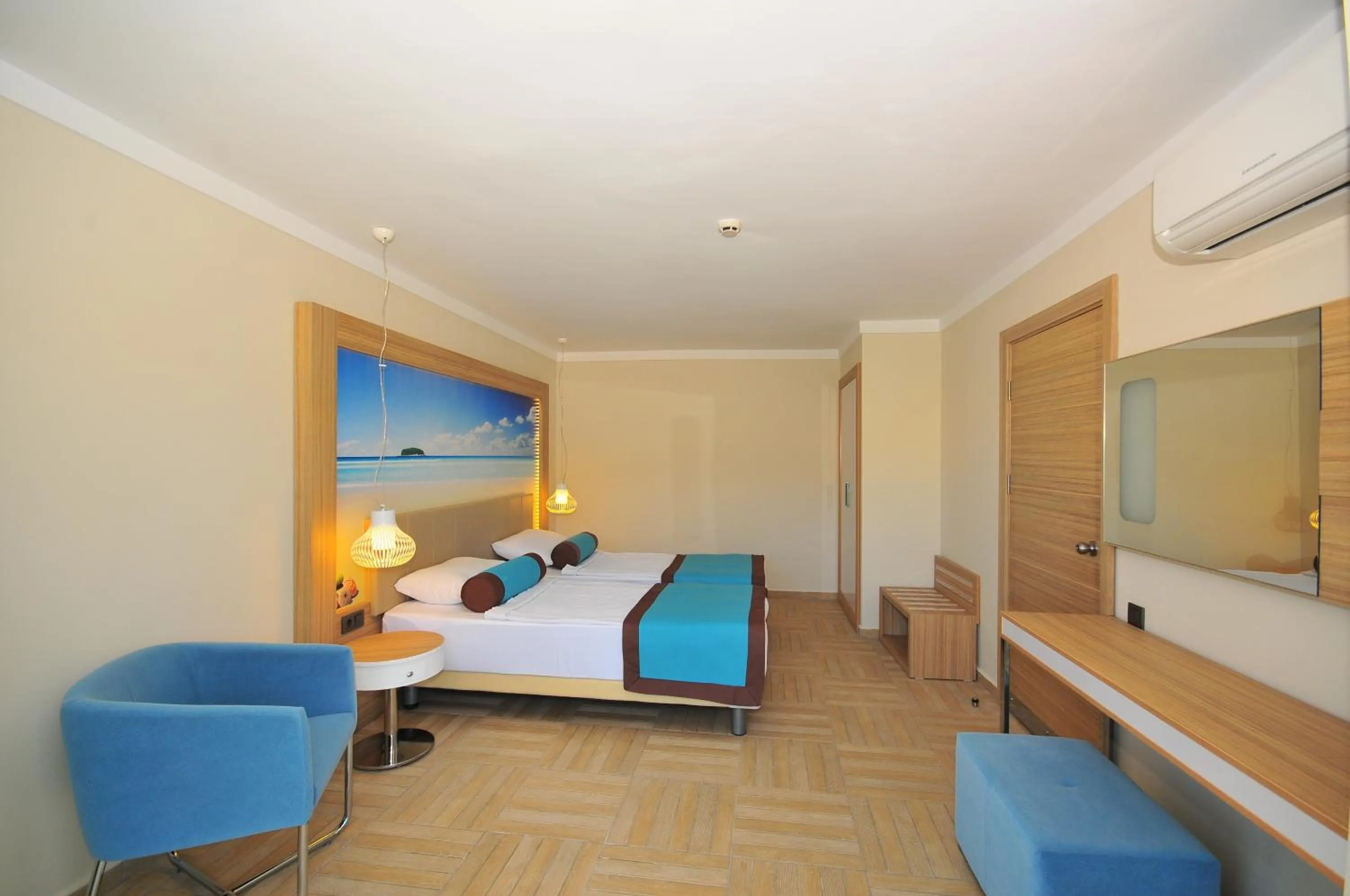 Photo of the whole room, Bed in Blue Bay Platinum