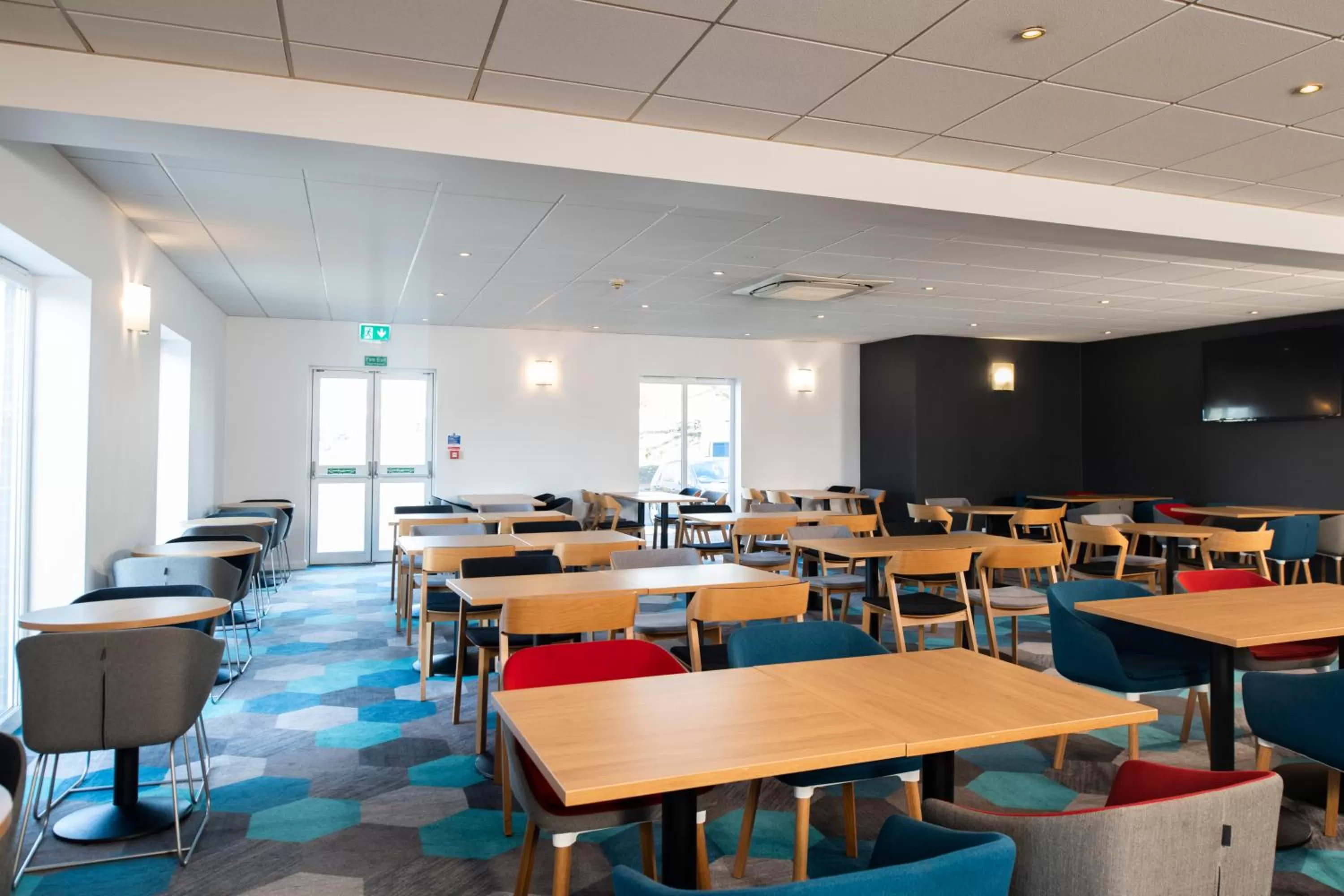 Lounge or bar in Holiday Inn Express Newcastle Gateshead by IHG