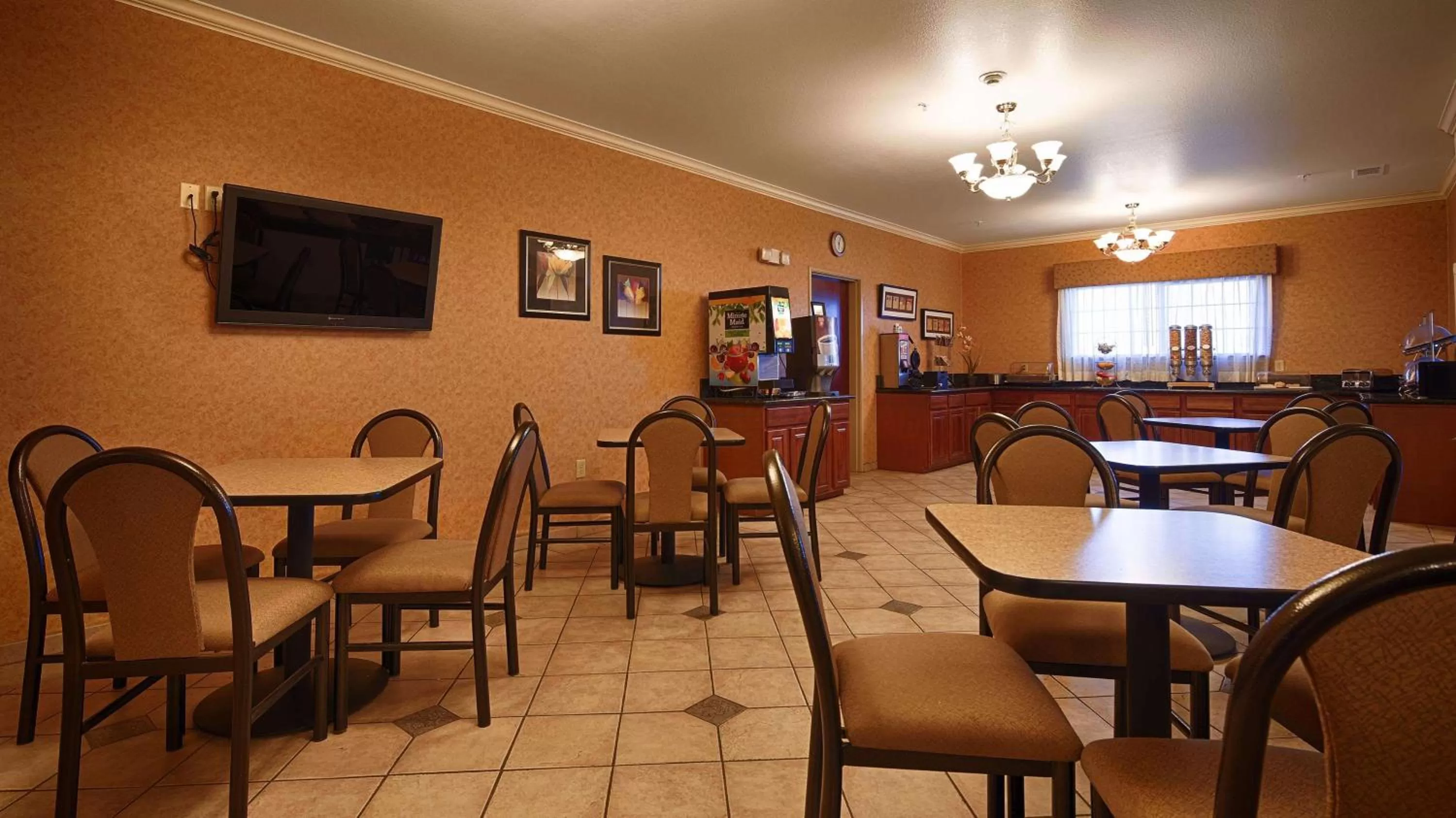 Restaurant/places to eat in Best Western Inn & Suites - Henrietta