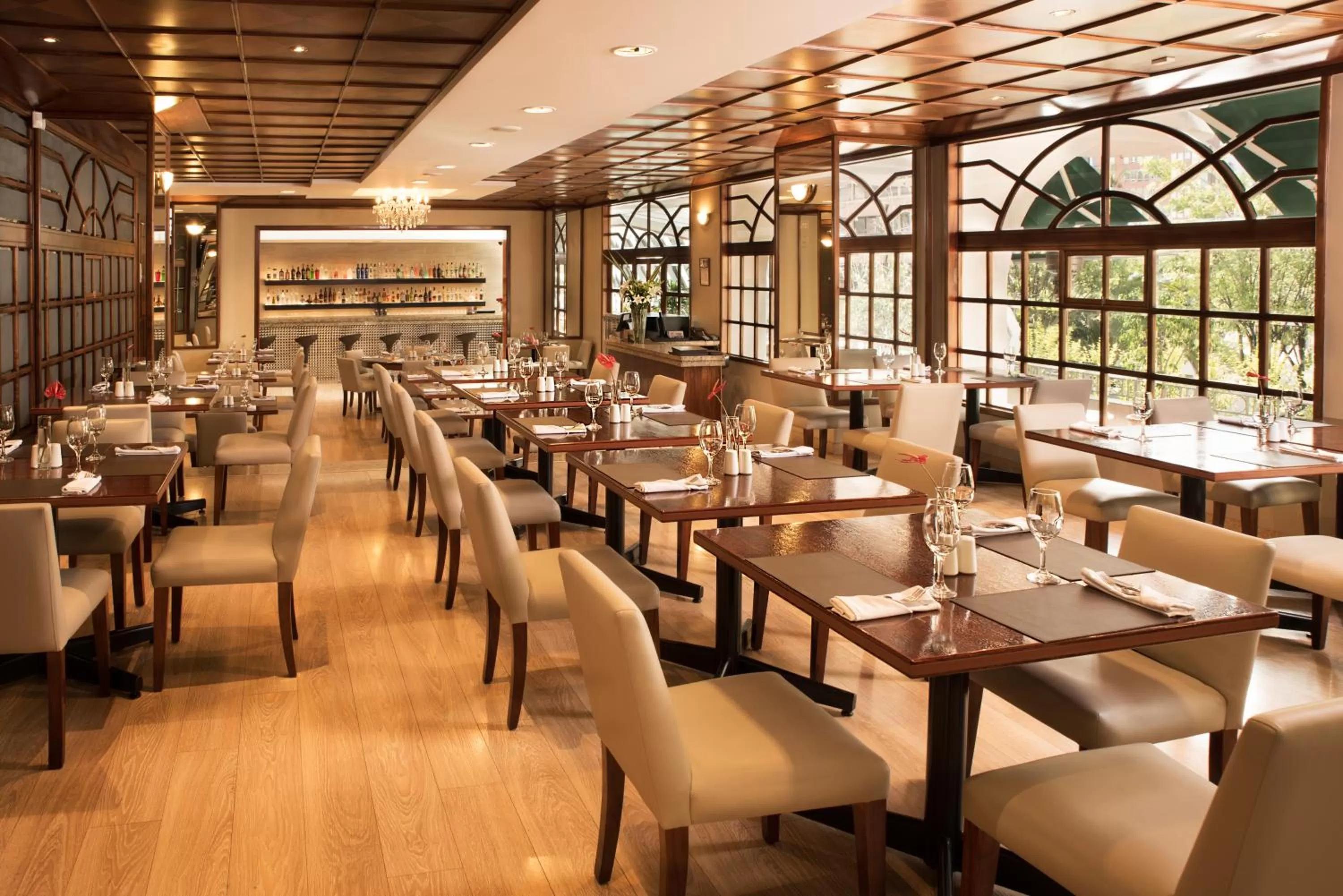 Restaurant/places to eat in Hotel Reina Isabel