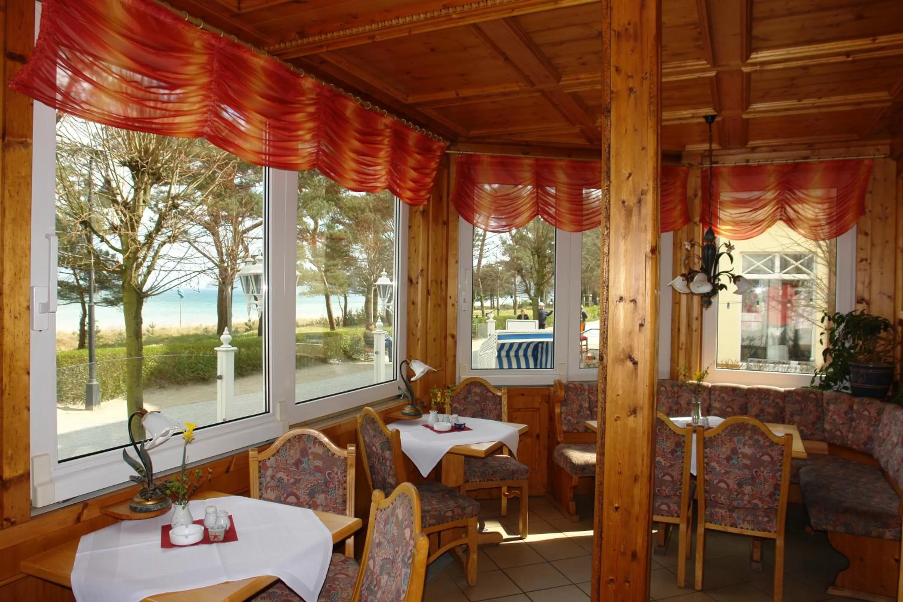 Restaurant/Places to Eat in Strandhotel zur Promenade
